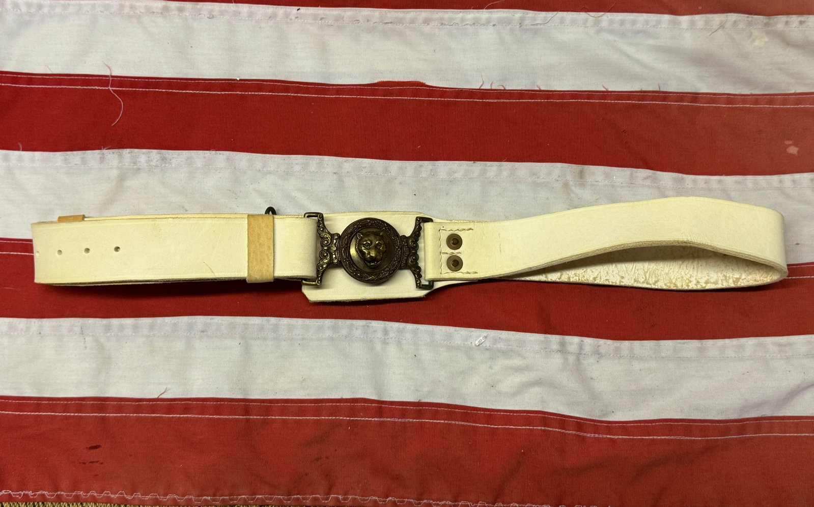 CIVIL WAR CONFEDERATE CSA OFFICER LION HEAD BUCKLE IN WHITE BUFFALO LEATHER BELT: CIVIL WAR CONFEDERATE CSA OFFICER LION HEAD BUCKLE IN WHITE BUFFALO LEATHER BELT. A RARE FIND. IT IS IN MINT OVERALL SHAPE AND CONDITION WITH A BEAUTIFUL OVERALL PATINA. HAS A GREAT LOOK TO IT WITH AN