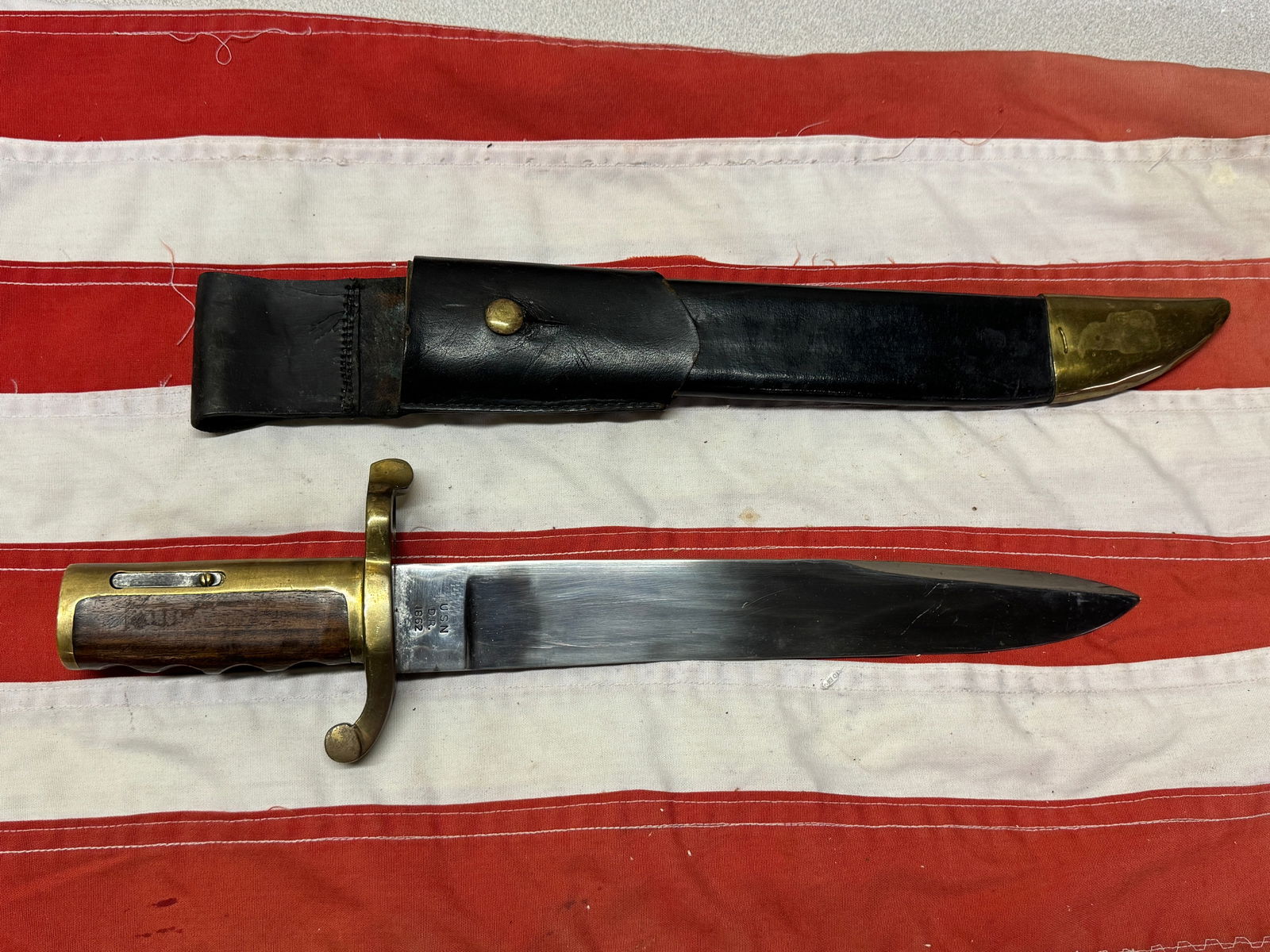 Rare pattern model 1861 Dahlgren Bowie knife bayonet With Scabbard: Rare pattern model 1861 Dahlgren Bowie knife bayonet With Scabbard. Stamped on the center obverse ricasso "U.S.N. D.R. 1862" while the reverse ricasso bears the maker's three line mark of "AMES MFG &