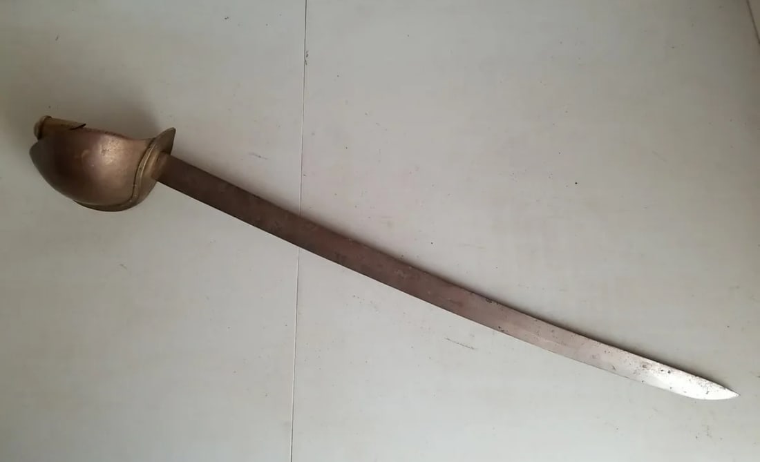 RARE CIVIL WAR MODEL 1860 USN US NAVY OFFICERS CUTLASS SWORD: RARE CIVIL WAR MODEL 1860 USN US NAVY OFFICERS CUTLASS SWORD. AN ULTRA RARE FIND THAT IS IN MINT OVERALL SHAPE AND CONDITION WITH A BEAUTIFUL OVERALL PATINA. SHOWS GOOD WEAR AND USE. MISSING THE SCABB
