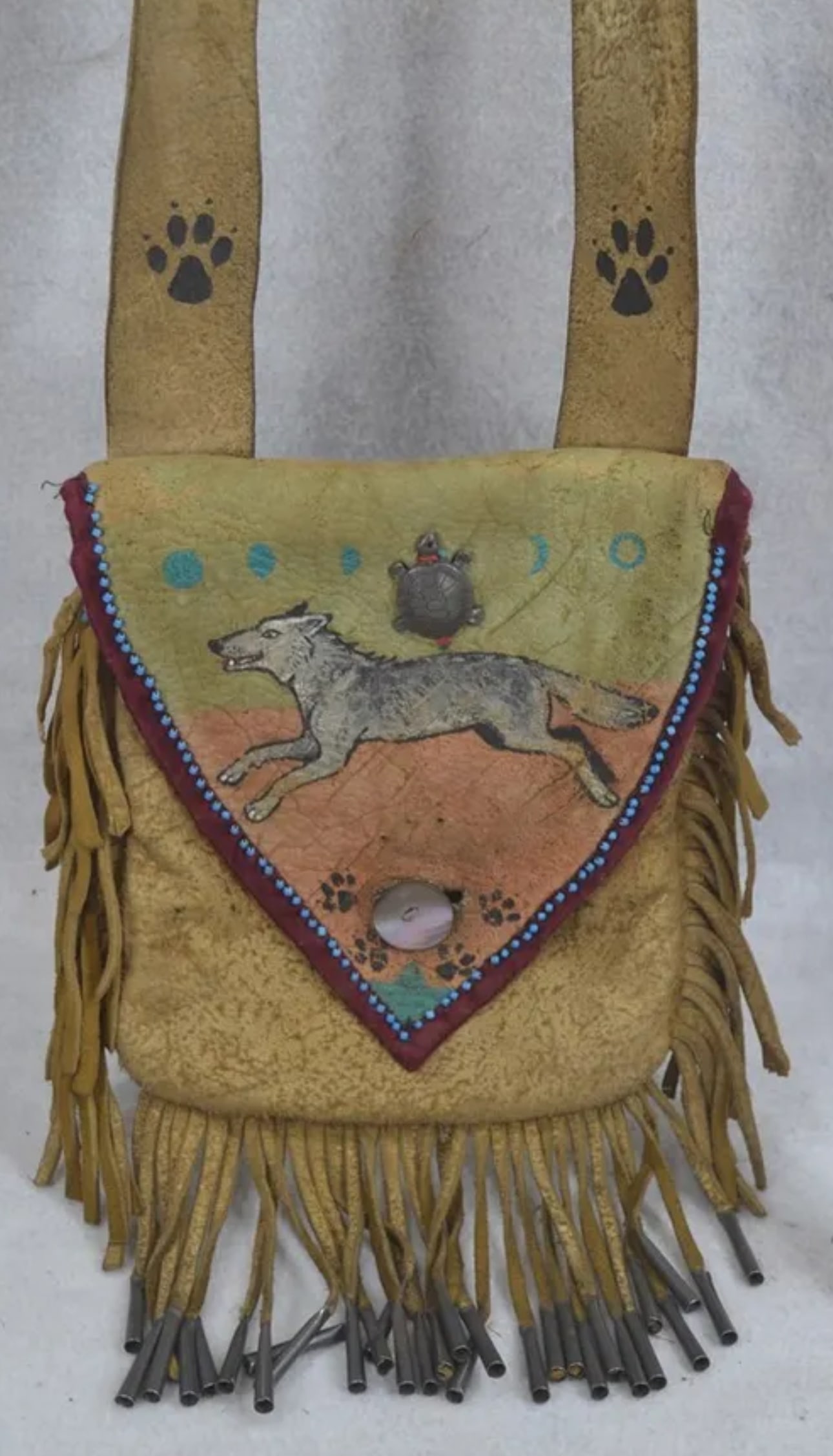 RARE REVOLUTIONARY WAR NATIVE AMERICAN SHOULDER BAG HAVERSACK FUR TRADE: RARE REVOLUTIONARY WAR NATIVE AMERICAN SHOULDER BAG HAVERSACK FUR TRADE. A VERY RARE FIND. THE ENTIRE HAVERSACK IS HAND-STITCHED AND MADE VERY STURDY. OLD SHELL BUTTON WITH BLUE GLASS BEADS. ATTACHED 