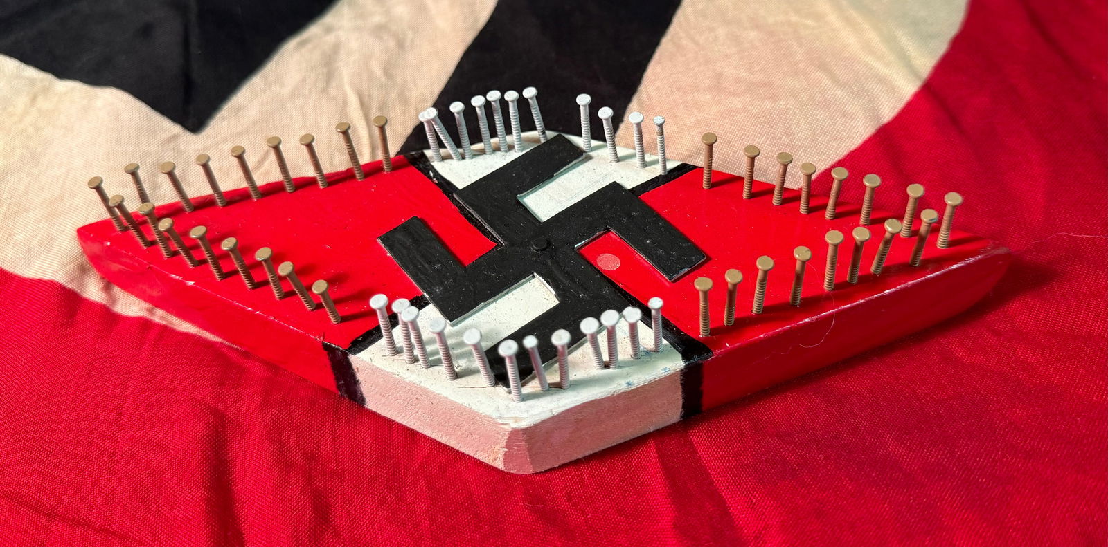 RARE WW2 GERMAN HITLER YOUTH HAND-MADE WALL HANGER - MADE IN HJ SCHOOL: RARE WW2 GERMAN HITLER YOUTH HAND-MADE WALL HANGER - MADE IN HJ SCHOOL. A VERY RARE FIND. IT IS IN MINT OVERALL SHAPE AND CONDITION WITH A BEAUTIFUL OVERALL PATINA. SHOWS GOOD WEAR AND USE. VERY WELL