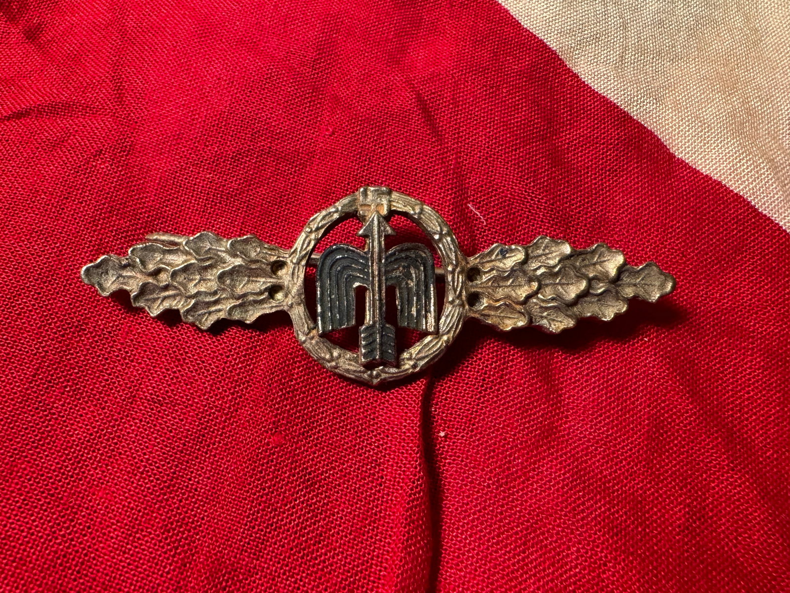 WWII German Luftwaffe Squadron Clasp for Bomber Pilots; Gold Grade: WWII German Luftwaffe Squadron Clasp for Bomber Pilots; Gold Grade. IT IS IN MINT OVERALL SHAPE AND CONDITION WITH A BEAUTIFUL OVERALL PATINA. SHOWS GOOD WEAR AND USE. A WELL MADE RARE ARTIFACT.