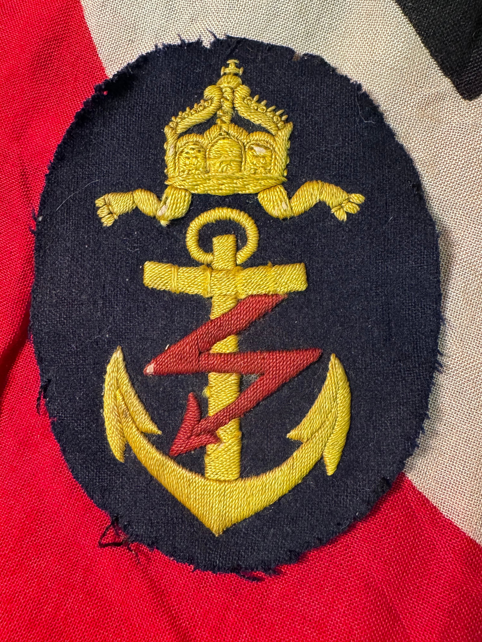 WW1 GERMAN PRUSSIAN KRIEGSMARINE CLOTH BADGE INSIGNIA: WW1 GERMAN PRUSSIAN KRIEGSMARINE CLOTH BADGE INSIGNIA. IT IS IN MINT OVERALL SHAPE AND CONDITION WITH A BEAUTIFUL OVERALL PATINA. SHOWS GOOD WEAR AND USE. A WELL MADE RARE ARTIFACT.