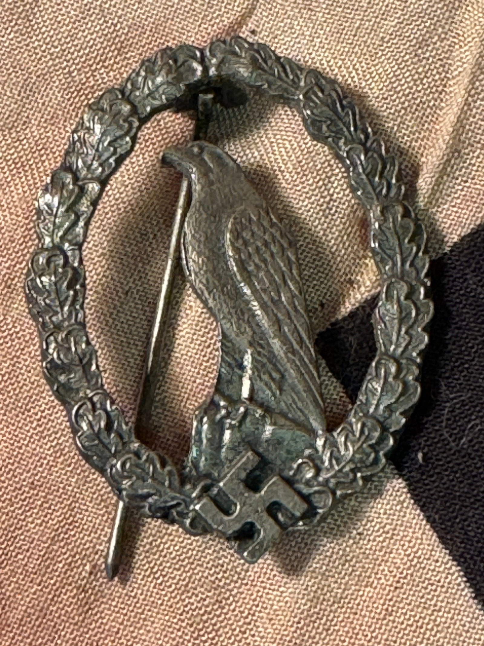 WWII GERMAN LUFTWAFFE RETIRED PILOTS BADGE: WWII GERMAN LUFTWAFFE RETIRED PILOTS BADGE. Rarer badge. 2 x 1 1/2 inches. Oak leaf wreath surrounding eagle. Solid construction.