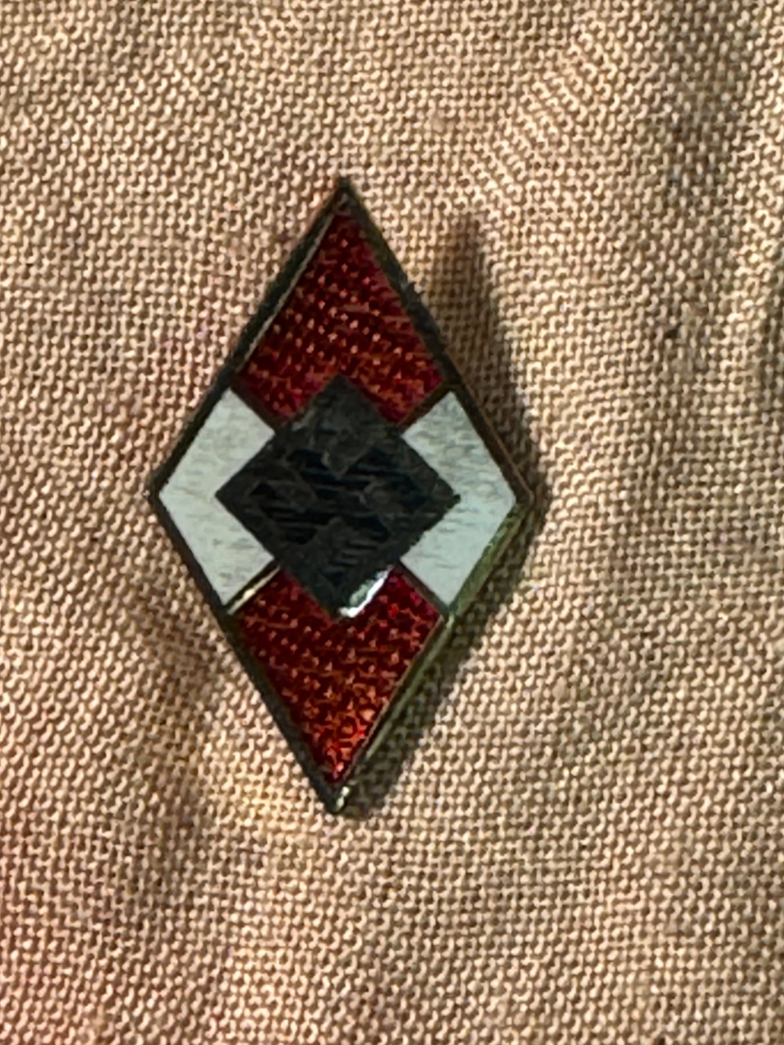 WW2 German Hitler Youth Membership Lapel Pin: WW2 German Hitler Youth Membership Lapel Pin. A RARE FIND. SHOWS GOOD WEAR AND USE. PLEASE VIEW ALL DETAILED PICTURES. A RARE FIND.