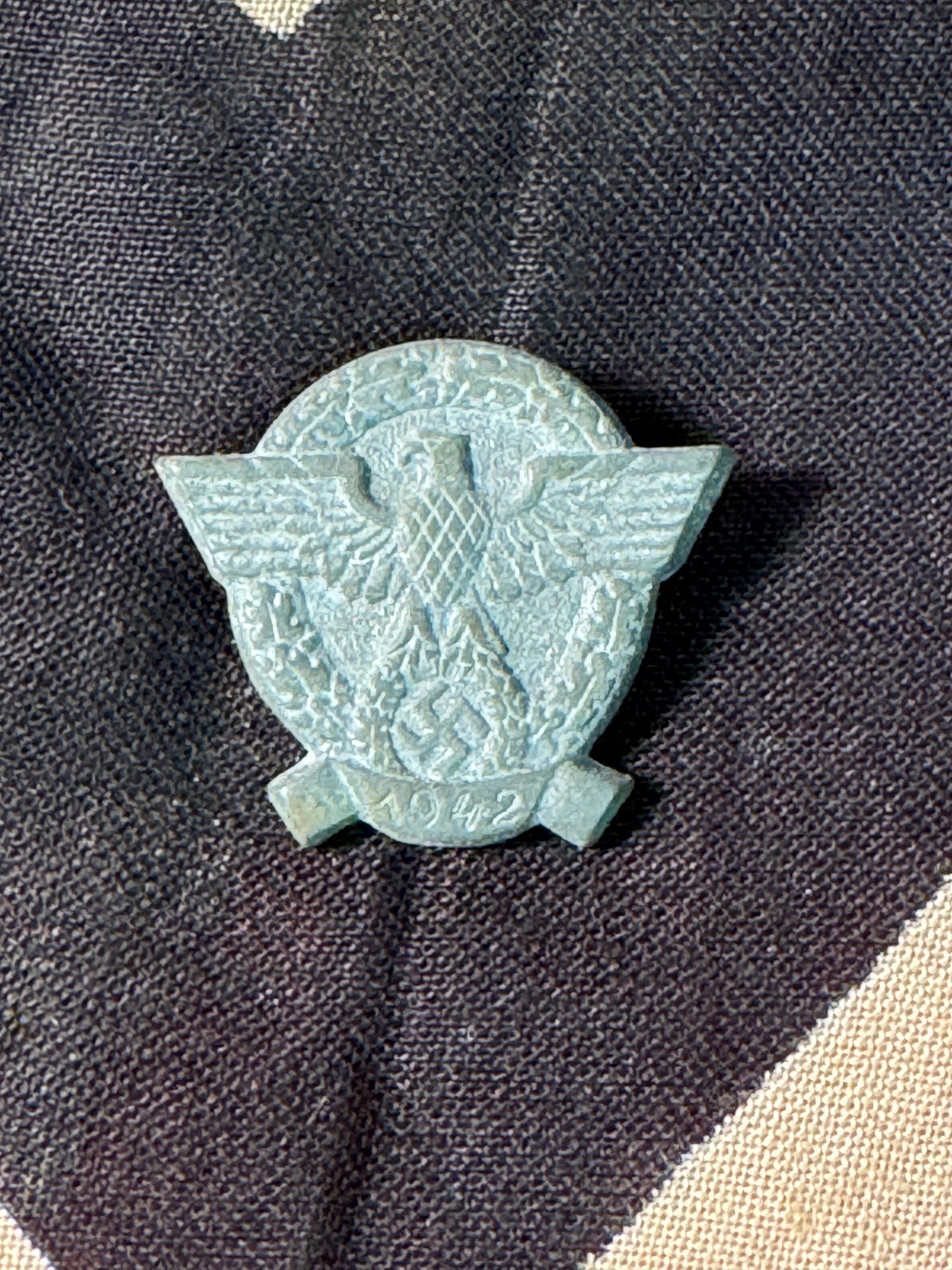 WWII GERMAN 1942 POLICE DONATION PIN: WWII GERMAN 1942 POLICE DONATION PIN. GOOD PIN BACK WITH HOOK CATCH. HALLMARKED ON THE REVERSE. SHOWS AVERAGE USE AND WEAR. PLEASE VIEW ALL DETAILED PICTURES.