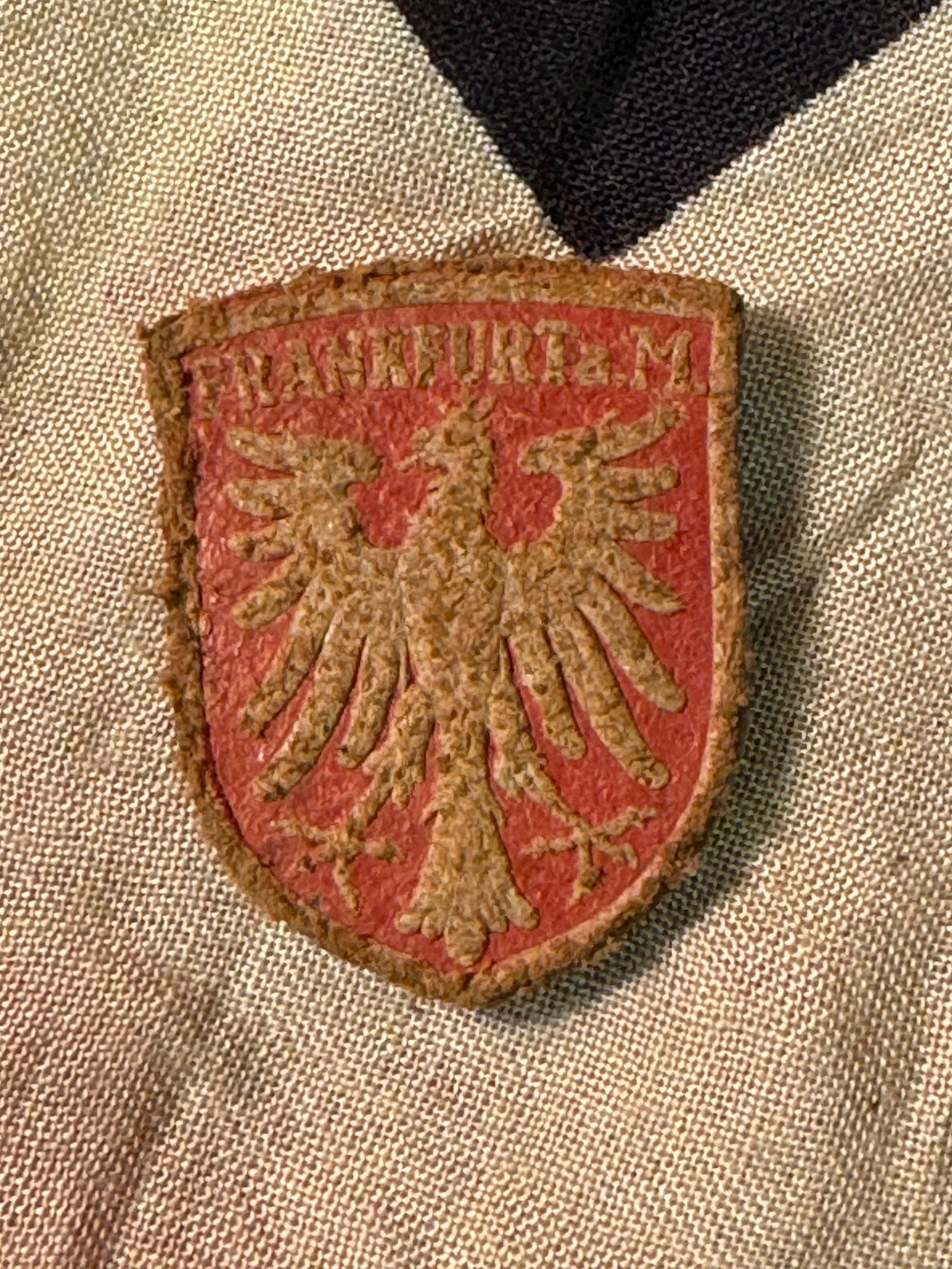 WW1 GERMAN PRUSSIAN LEATHER BADGE: WW1 GERMAN PRUSSIAN LEATHER BADGE. A RARE FIND. SHOWS GOOD WEAR AND USE WITH A BEAUTIFUL PATINA THROUGHOUT. PLEASE VIEW ALL DETAILED PICTURES.