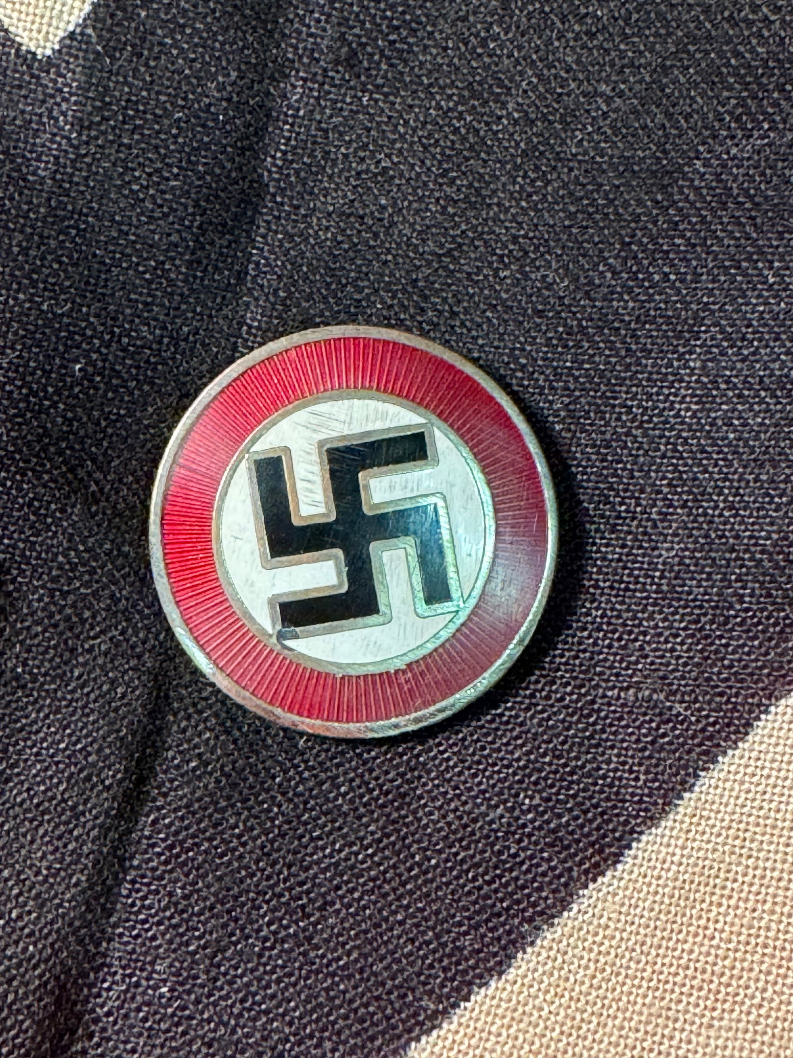 WW2 GERMAN NSDAP SYMPATHIZER W/LAPEL ENAMELED PIN BY RZM M1/129: WW2 GERMAN NSDAP SYMPATHIZER W/LAPEL ENAMELED PIN BY RZM M1/129. SHOWS GOOD WEAR AND USE WITH A BEAUTIFUL OVERALL PATINA. PLEASE VIEW ALL DETAILED PICTURES. A RARE FIND.