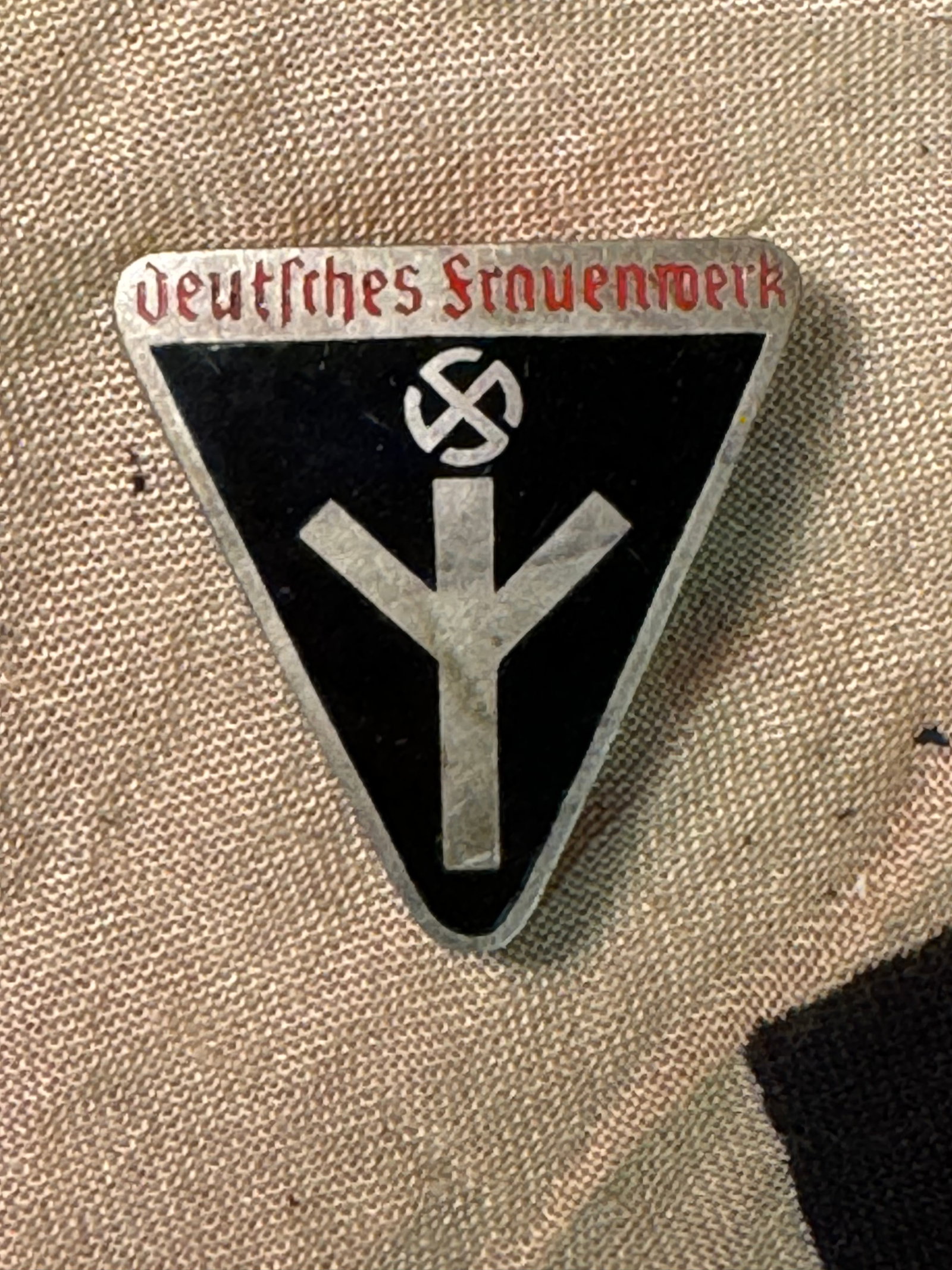 WWII German NSDAP (Nazi) “DEUTSCHES FRAUENWERK??? MEMBERSHIP BADGE BY RZM M1/72: WWII German NSDAP (Nazi) “DEUTSCHES FRAUENWERK”? MEMBERSHIP BADGE BY RZM M1/72. The “Deutsches Frauenwerk” (German Women’s-welfare-organization) was established in September 1933, ev