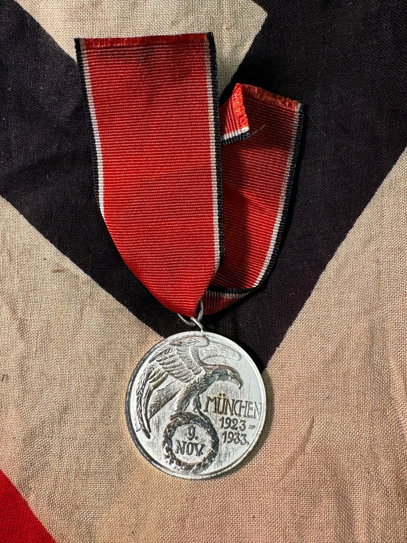WW2 German Third Reich Blood Order (Blutorden) silver medal: WW2 German Third Reich Blood Order (Blutorden) silver medal, the obverse depicting an eagle with a wreath in its talons and 9 Nov within and Munchen 1923-1933 inscription, the reverse bears an image o