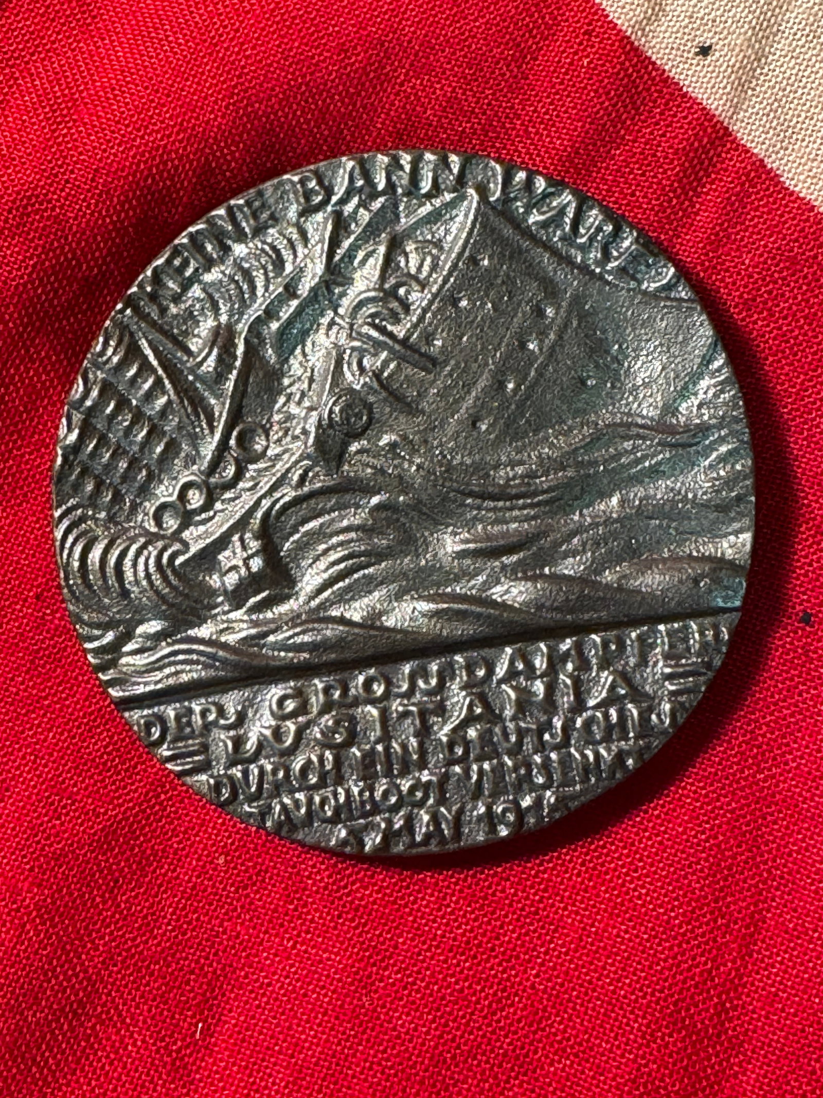 KARL GOETZ ORIG BRITISH MEDAL WITH BOX LEAFLET SINKING CUNARD LUSITANIA DISASTER: KARL GOETZ ORIG BRITISH MEDAL WITH BOX LEAFLET SINKING CUNARD LUSITANIA DISASTER.