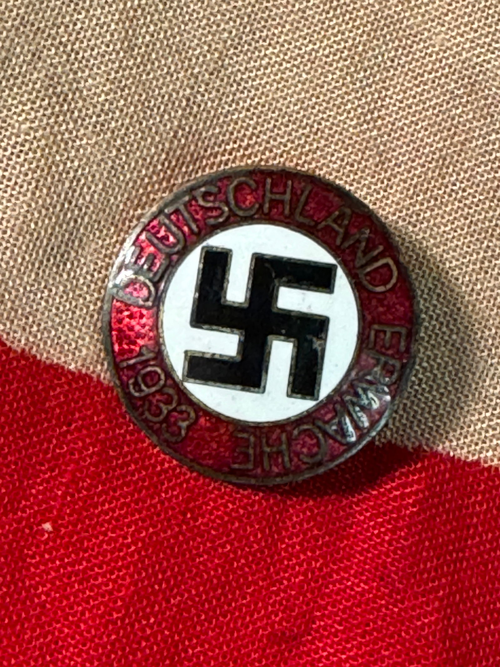 WW2 GERMAN 1933 NSDAP ERWACHE ENAMELED LAPEL PIN BY RZM M1/129: WW2 GERMAN 1933 NSDAP ERWACHE ENAMELED LAPEL PIN BY RZM M1/129. A RARE FIND. IT IS IN MINT OVERALL SHAPE AND CONDITION WITH A BEAUTIFUL OVERALL PATINA. SHOWS GOOD WEAR AND USE. PLEASE VIEW ALL DETAILE