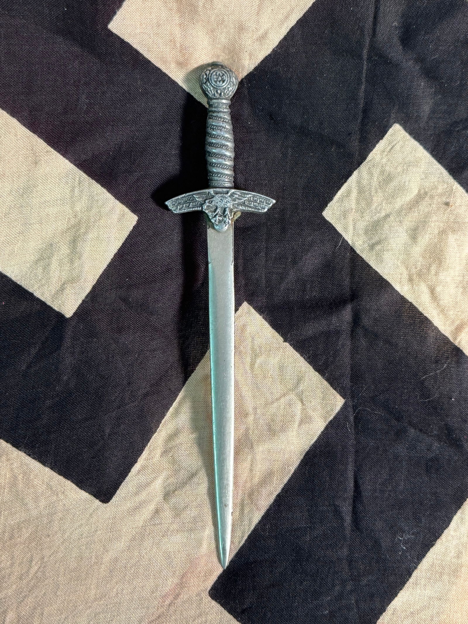 RARE WW2 GERMAN LUFTWAFFE MINIATURE OFFICER DAGGER FOR LETTER OPENER: RARE WW2 GERMAN LUFTWAFFE MINIATURE OFFICER DAGGER FOR LETTER OPENER. A RARE FIND. IT IS IN MINT OVERALL SHAPE AND CONDITION WITH A BEAUTIFUL OVERALL PATINA. SHOWS GOOD WEAR AND USE. PLEASE VIEW ALL D