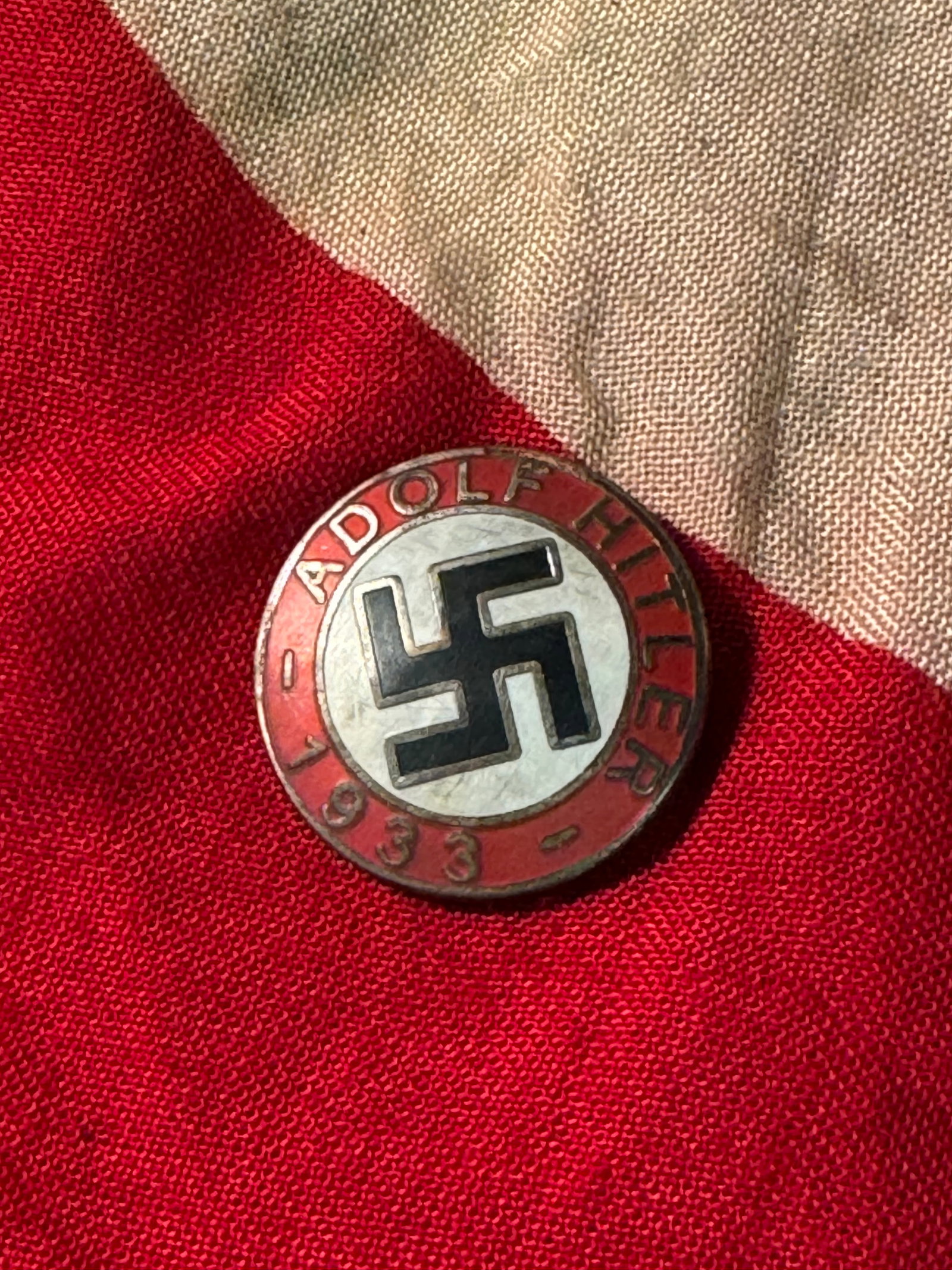 WW2 GERMAN ADOLF HITLER 1933 LAPEL PIN ENAMELED BADGE BY RZM M1/129: WW2 GERMAN ADOLF HITLER 1933 LAPEL PIN ENAMELED BADGE BY RZM M1/129. A RARE FIND. SHOWS GOOD WEAR AND USE WITH A BEAUTIFUL OVERALL PATINA. PLEASE VIEW ALL DETAILED PICTURES.