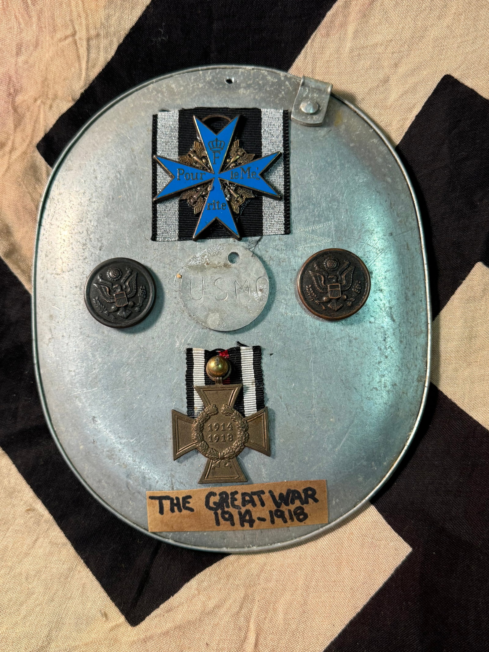 THE GREAT WAR 1914-1918 WALL PLAQUE WITH MEDAL BY W. STOKES KIRK: THE GREAT WAR 1914-1918 WALL PLAQUE WITH MEDAL BY W. STOKES KIRK. A VERY RARE FIND. SHOWS GOOD WEAR AND USE. AN OLDER MADE ITEM. PLEASE VIEW ALL DETAILED PICTURES.