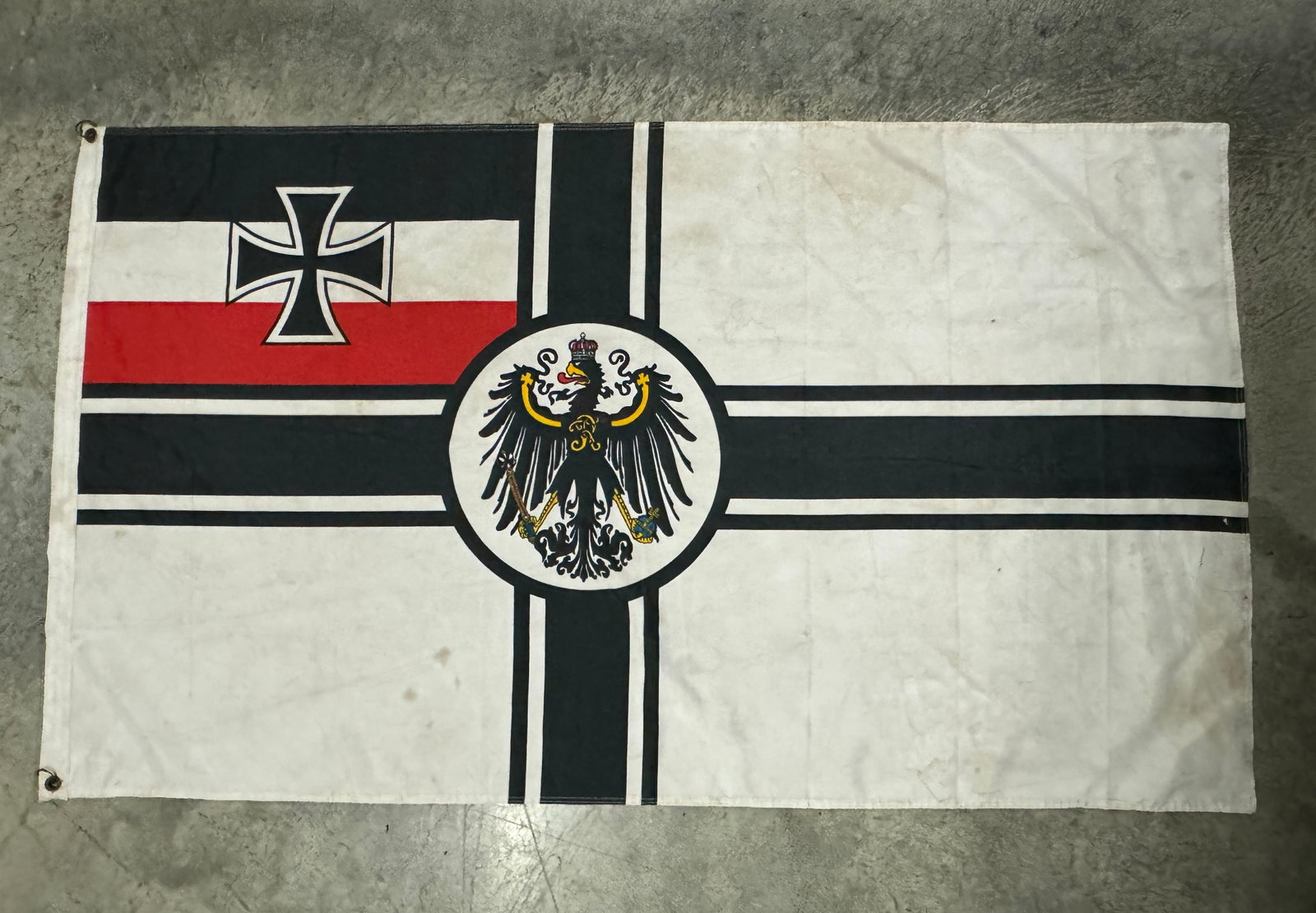 RARE WW1 IMPERIAL GERMAN BATTLE FLAG: RARE WW1 IMPERIAL GERMAN BATTLE FLAG. SHOWS GOOD WEAR AND USE WITH A BEAUTIFUL OVERALL PATINA. PLEASE VIEW ALL DETAILED PICTURES. A RARE FIND.