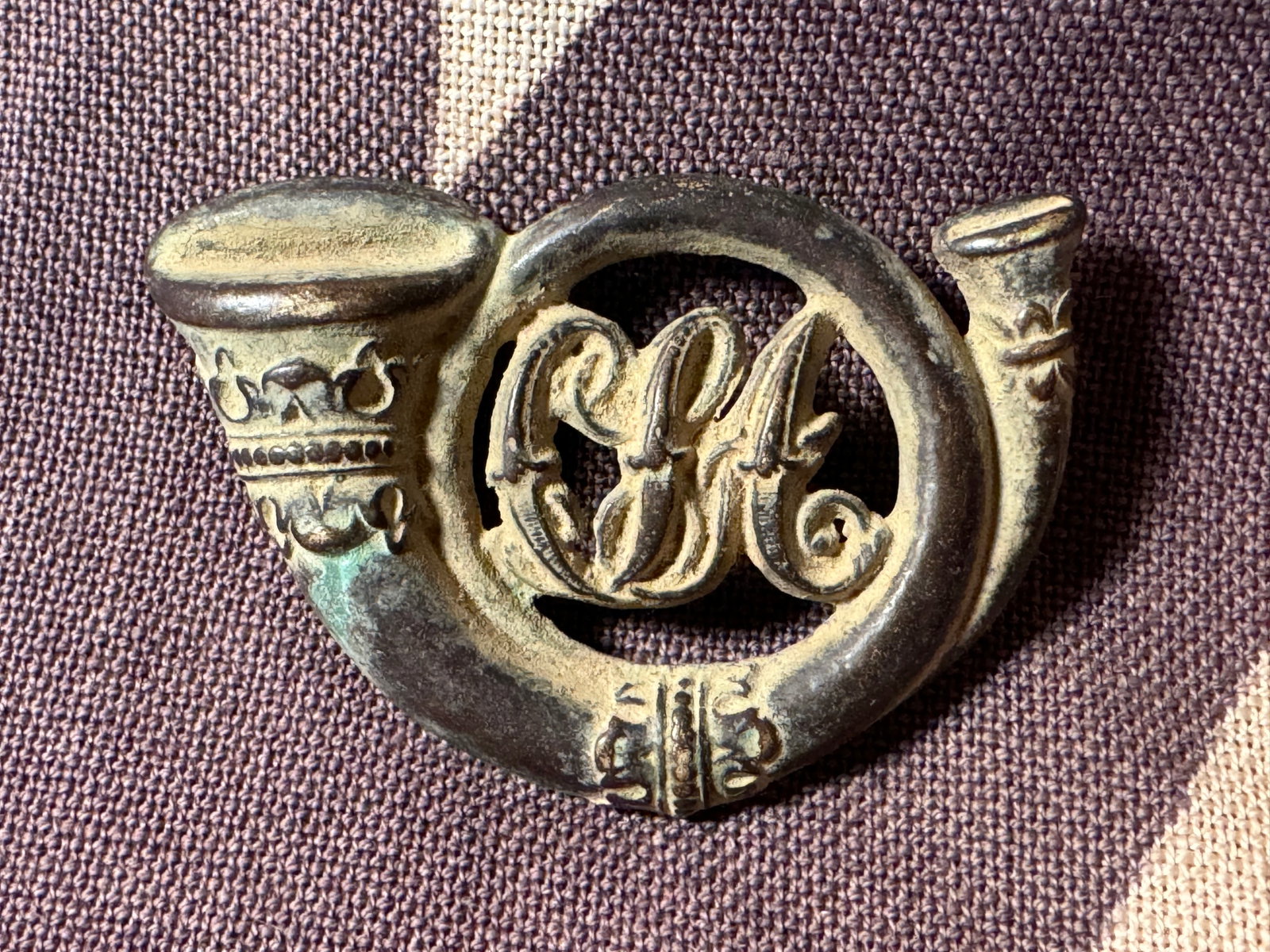 CIVIL WAR CONFEDERATE CSA INFANTRY HORN BADGE INSIGNIA: CIVIL WAR CONFEDERATE CSA INFANTRY HORN BADGE INSIGNIA. A RARE FIND. IT IS IN MINT OVERALL SHAPE AND CONDITION WITH A BEAUTIFUL OVERALL PATINA. HAS A GREAT LOOK TO IT WITH AN EXCELLENT OVERALL EYE APP