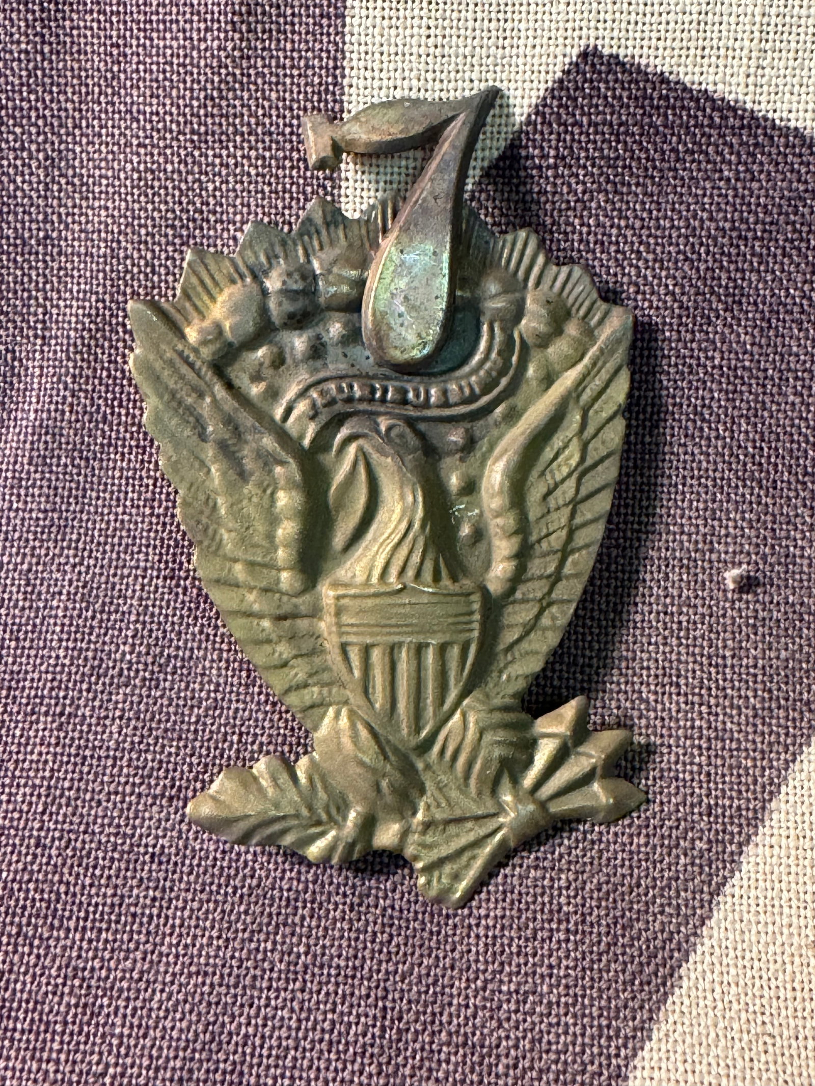 ULTRA RARE CIVIL WAR 7TH UNION HARDEE HAT SIDE EAGLE BADGE INSIGNIA: ULTRA RARE CIVIL WAR 7TH UNION HARDEE HAT SIDE EAGLE BADGE INSIGNIA. A RARE FIND. IT IS IN MINT OVERALL SHAPE AND CONDITION WITH A BEAUTIFUL OVERALL PATINA. HAS A GREAT LOOK TO IT WITH AN EXCELLENT OV