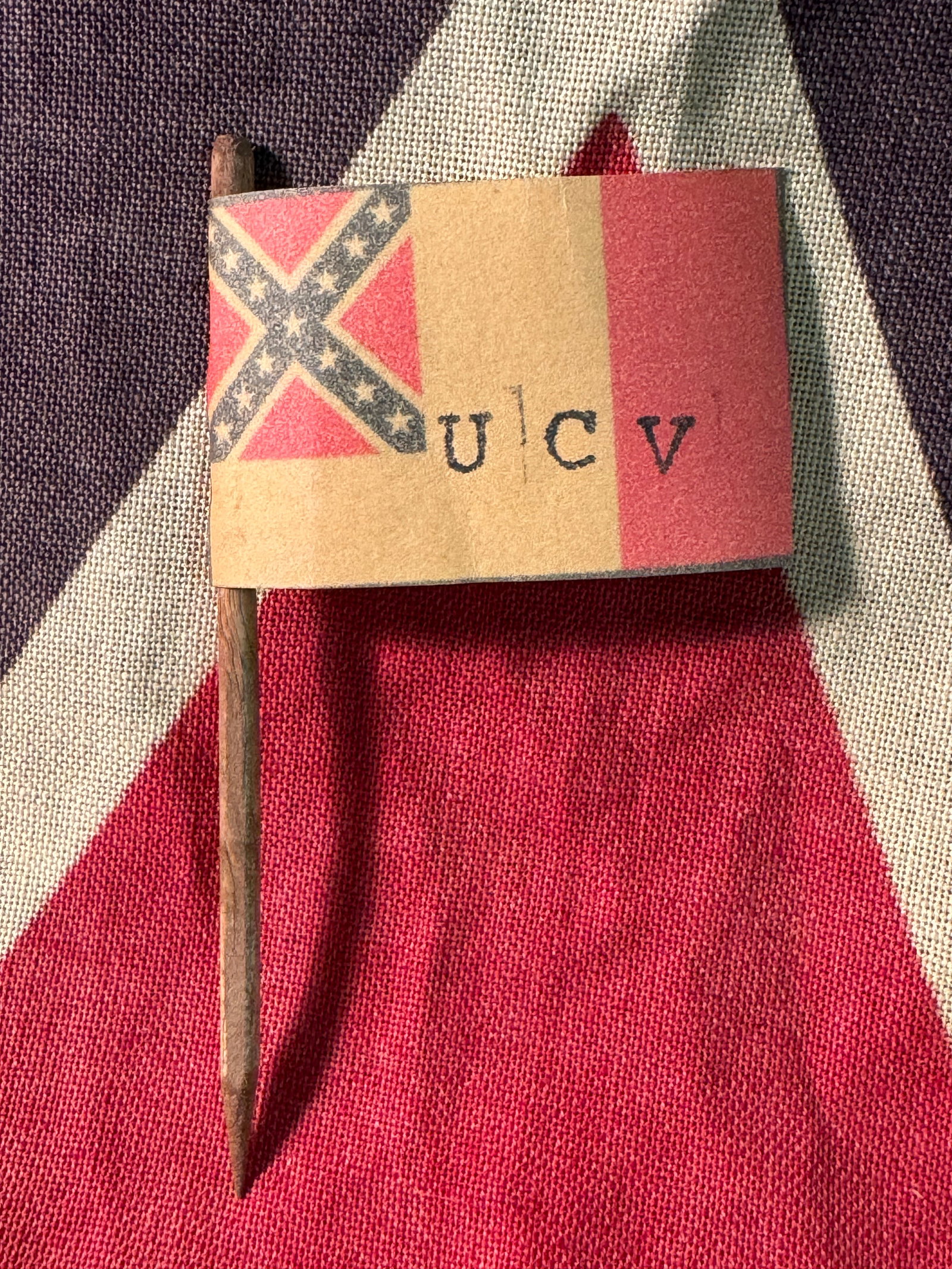RARE CIVIL WAR UCV CONFEDERATE VETERANS HAND FLAG: RARE CIVIL WAR UCV CONFEDERATE VETERANS HAND FLAG. A RARE FIND. IT IS IN MINT OVERALL SHAPE AND CONDITION WITH A BEAUTIFUL OVERALL PATINA. HAS A GREAT LOOK TO IT WITH AN EXCELLENT OVERALL EYE APPEAL. 