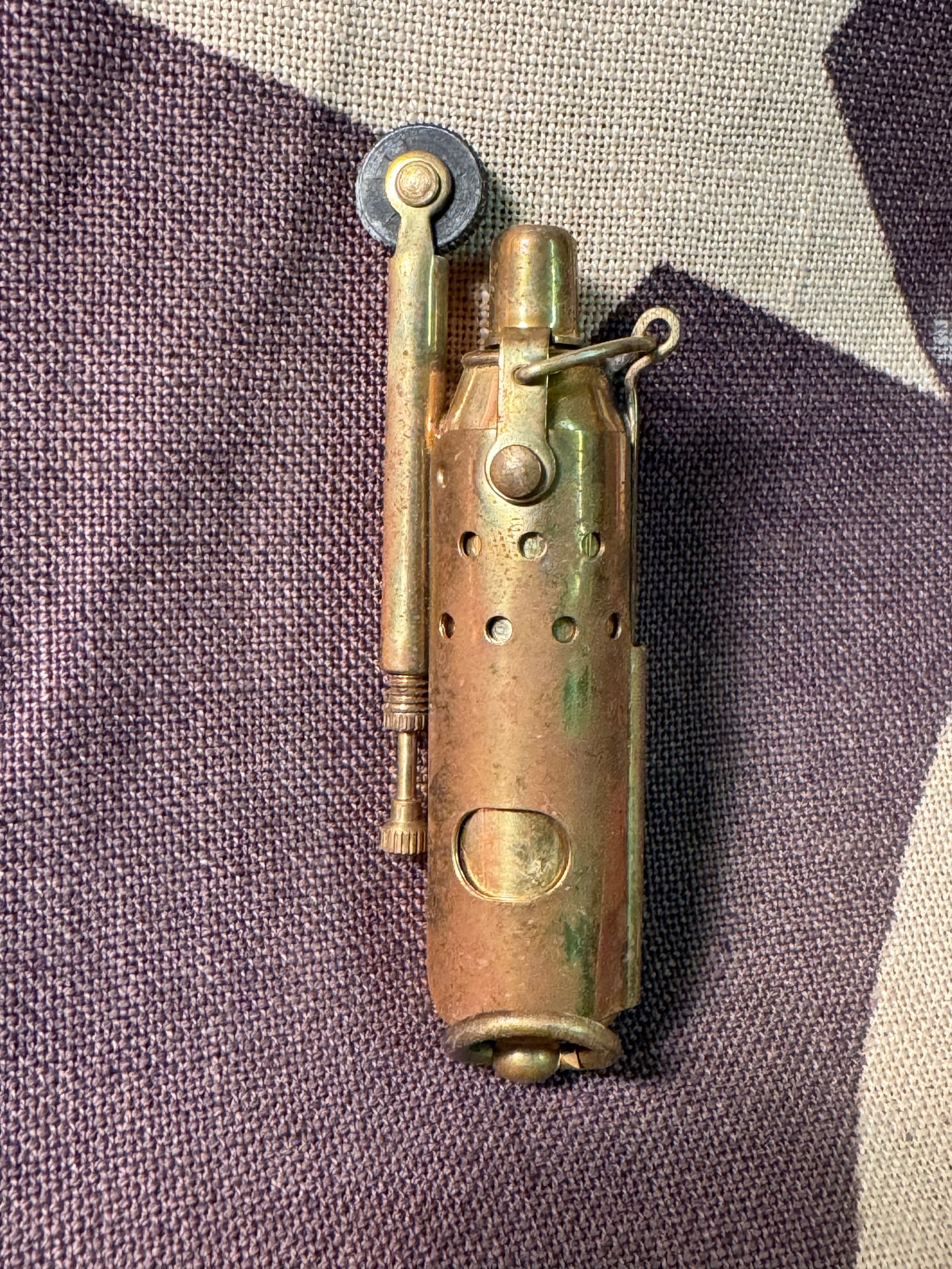 WW2 U.S. SOLDIER'S TRENCH ART LIGHTER: WW2 U.S. SOLDIER'S TRENCH ART LIGHTER. A RARE FIND. SHOWS GOOD WEAR AND USE WITH A BEAUTIFUL OVERALL PATINA. PLEASE VIEW ALL DETAILED PICTURES.