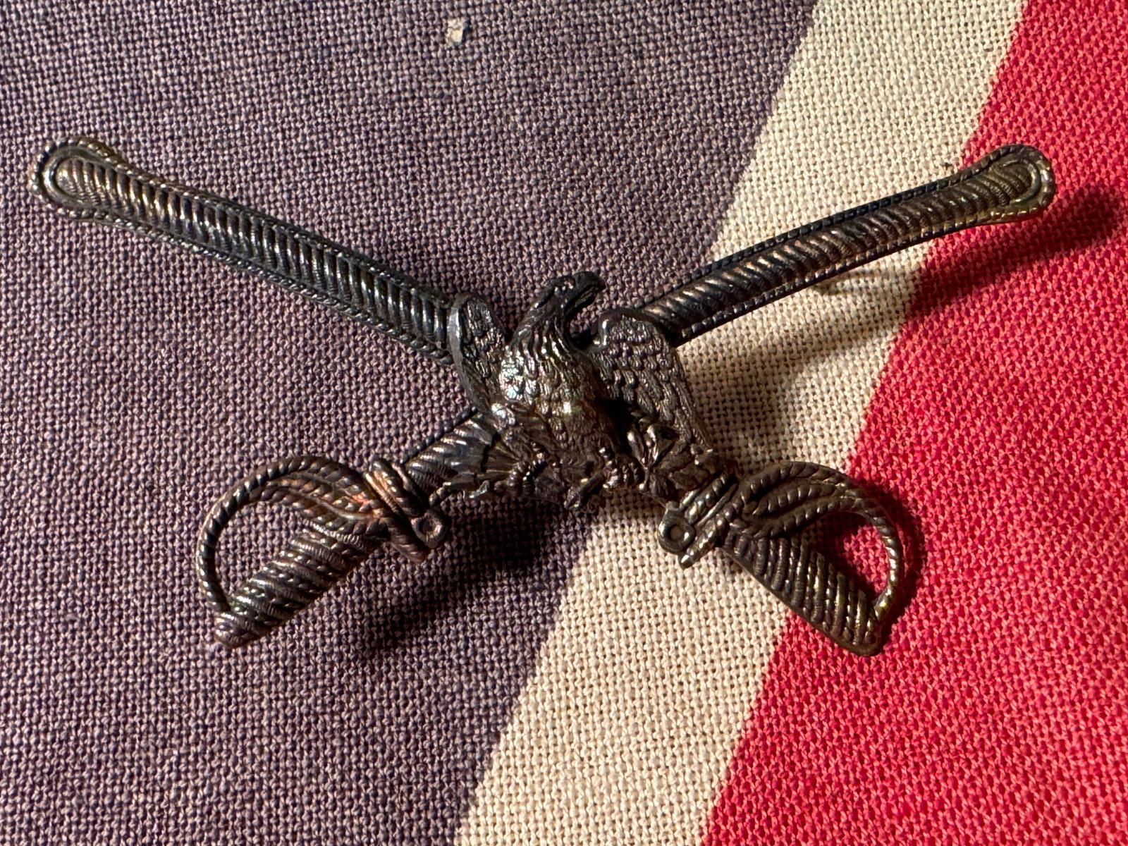 RARE CIVIL WAR CAVALRY MILITIA CROSSED SABERS BADGE INSIGNIA: RARE CIVIL WAR CAVALRY MILITIA CROSSED SABERS BADGE INSIGNIA. A RARE FIND. IT IS IN MINT OVERALL SHAPE AND CONDITION WITH A BEAUTIFUL OVERALL PATINA. SHOWS GOOD WEAR AND USE. A RARE FIND AND AN EXCELL