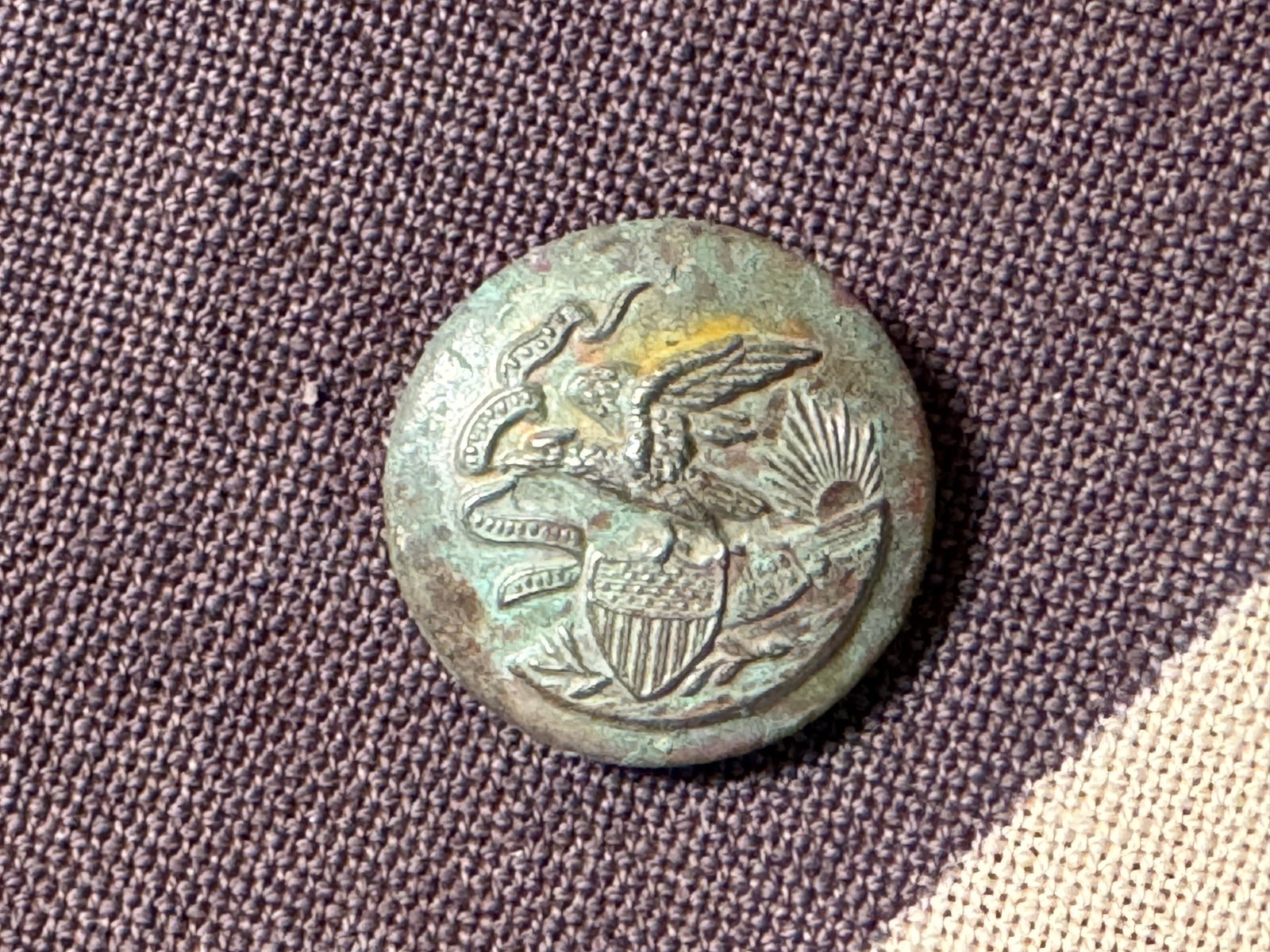 RARE CIVIL WAR US EAGLE SHIELD AND SUN UNIFORM BUTTON: RARE CIVIL WAR US EAGLE SHIELD AND SUN UNIFORM BUTTON. A RARE FIND. IT IS IN MINT OVERALL SHAPE AND CONDITION WITH A BEAUTIFUL OVERALL PATINA. SHOWS GOOD WEAR AND USE. A RARE FIND AND AN EXCELLENT ADD
