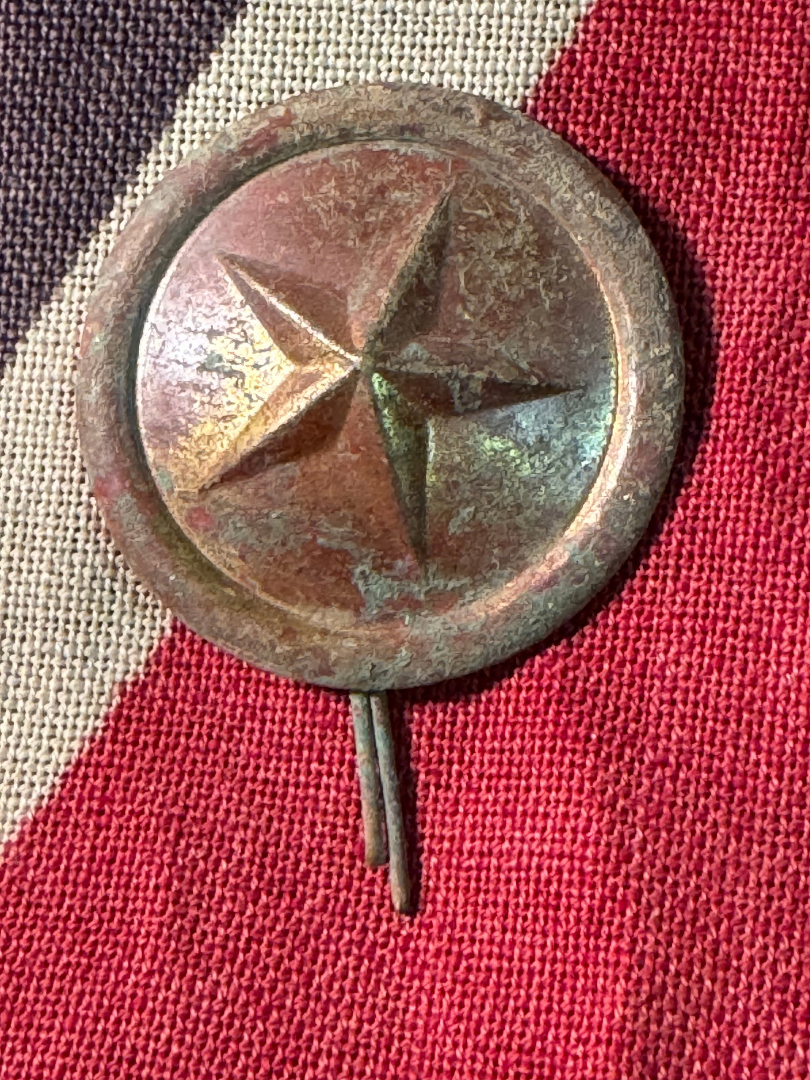 RARE CIVIL WAR CONFEDERATE CSA TEXAS SHAKO HAT BADGE: RARE CIVIL WAR CONFEDERATE CSA TEXAS SHAKO HAT BADGE. A RARE FIND. IT IS IN MINT OVERALL SHAPE AND CONDITION WITH A BEAUTIFUL OVERALL PATINA. HAS A GREAT LOOK TO IT WITH AN EXCELLENT OVERALL EYE APPEA