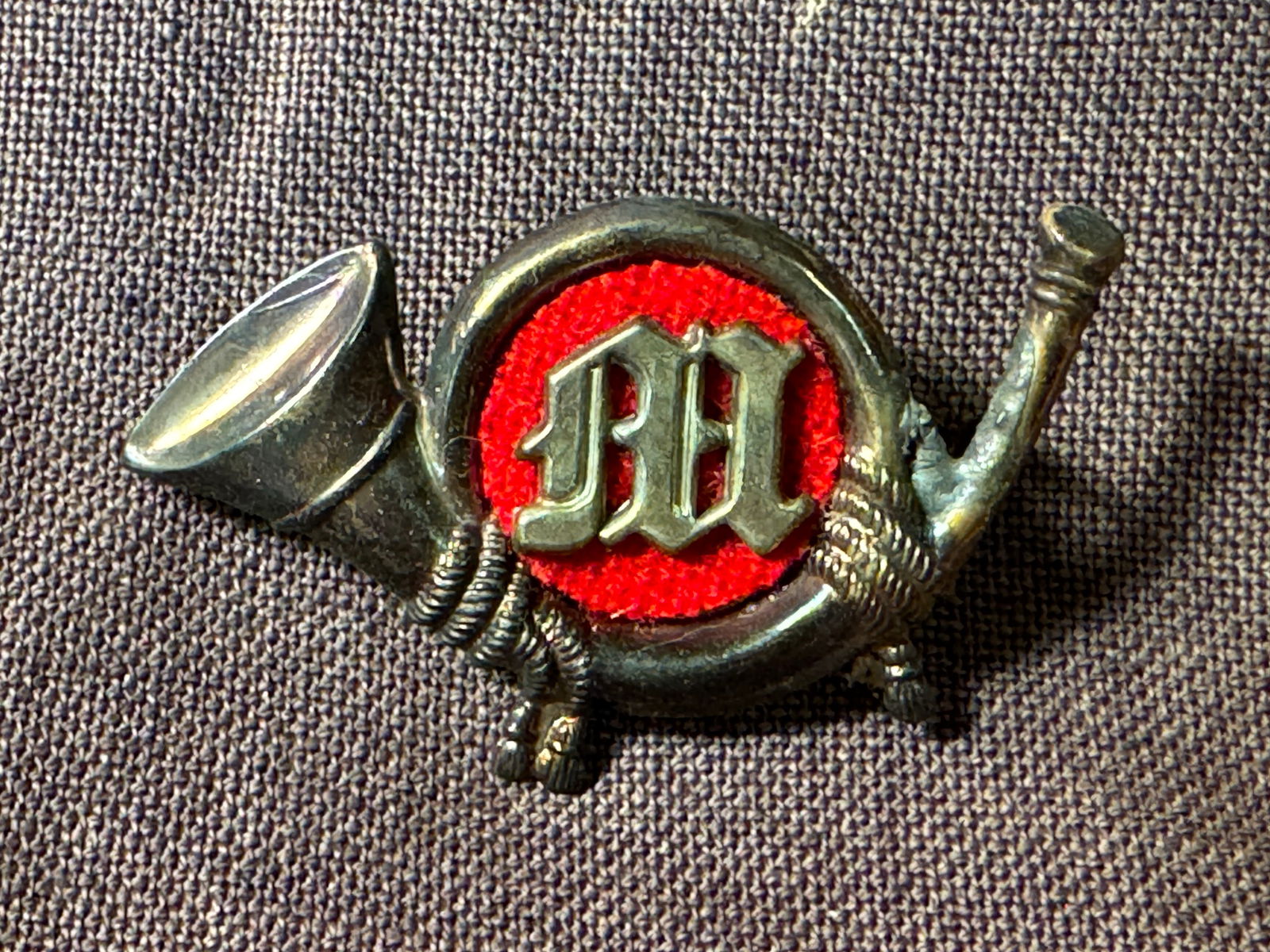 M1858 USMC CIVIL WAR NAVY HAT BADGE INSIGNIA: M1858 USMC CIVIL WAR NAVY HAT BADGE INSIGNIA. A RARE FIND. IT IS IN MINT OVERALL SHAPE AND CONDITION WITH A BEAUTIFUL OVERALL PATINA. HAS A GREAT LOOK TO IT WITH AN EXCELLENT OVERALL EYE APPEAL. A GRE