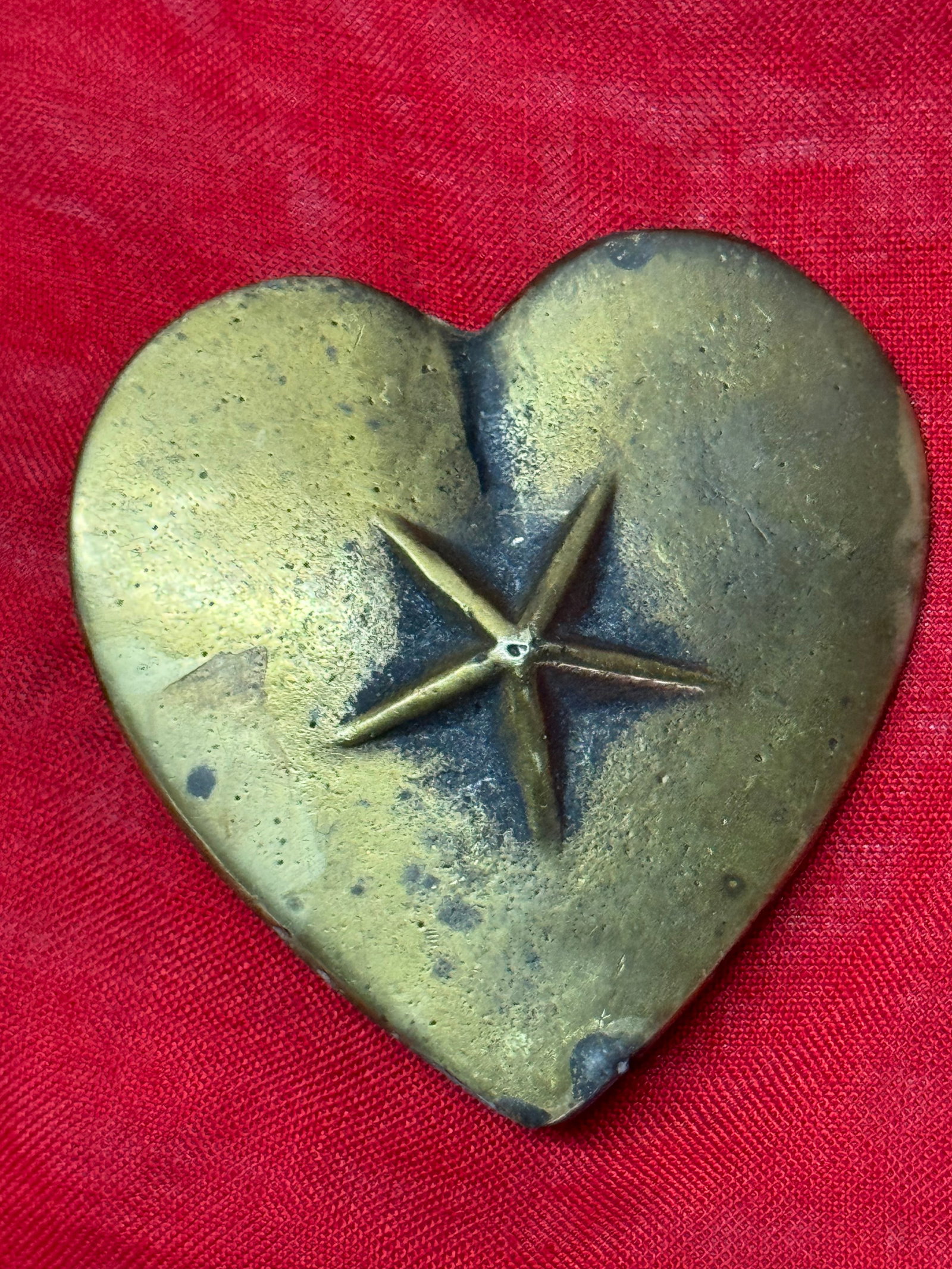 RARE CIVIL WAR CONFEDERATE CSA TEXAS HEART SLING BREAT PLATE: RARE CIVIL WAR CONFEDERATE CSA TEXAS HEART SLING BREAT PLATE. A RARE FIND. IT IS IN MINT OVERALL SHAPE AND CONDITION WITH A BEAUTIFUL OVERALL PATINA. HAS A GREAT LOOK TO IT WITH AN EXCELLENT OVERALL E
