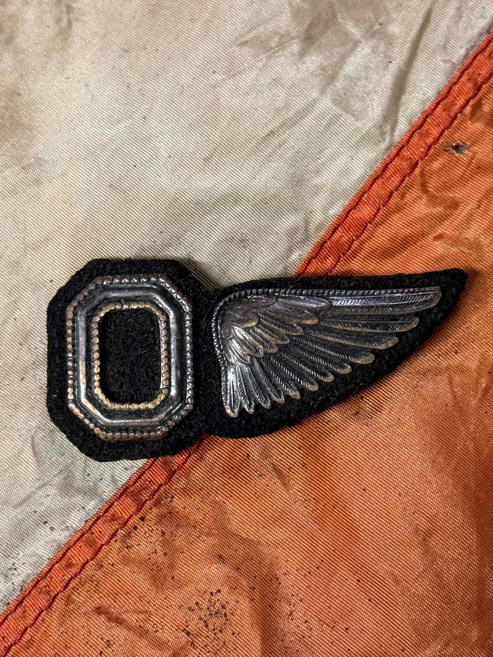 ORIG. PERIOD MAFG. US WW1 ARMY AIR SERVICE OBSERVER HALF-WING WITH PIN-BACK: ORIG. PERIOD MAFG. US WW1 ARMY AIR SERVICE OBSERVER HALF-WING WITH PIN-BACK. A VERY RARE FIND. SHOWS GOOD WEAR AND USE WITH A BEAUTIFUL OVERALL PATINA. HAS A GREAT LOOK TO IT WITH AN EXCELLENT OVERALL