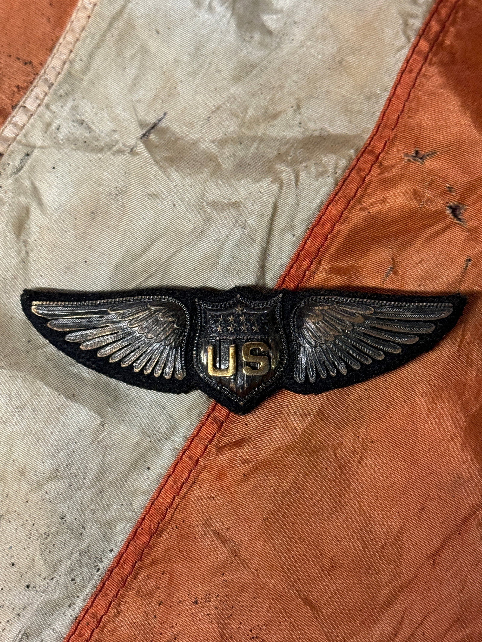 SILVER AND GOLD WW1 U.S. ARMY AIR SERVICE DALLAS AVIATOR PILOT WING BY EISENSTADT: SILVER AND GOLD WW1 U.S. ARMY AIR SERVICE DALLAS AVIATOR PILOT WING BY EISENSTADT. AN ULTRA RARE FIND THAT IS IN MINT OVERALL SHAPE AND CONDITION WITH A BEAUTIFUL OVERALL PATINA. HAS A GREAT LOOK TO I