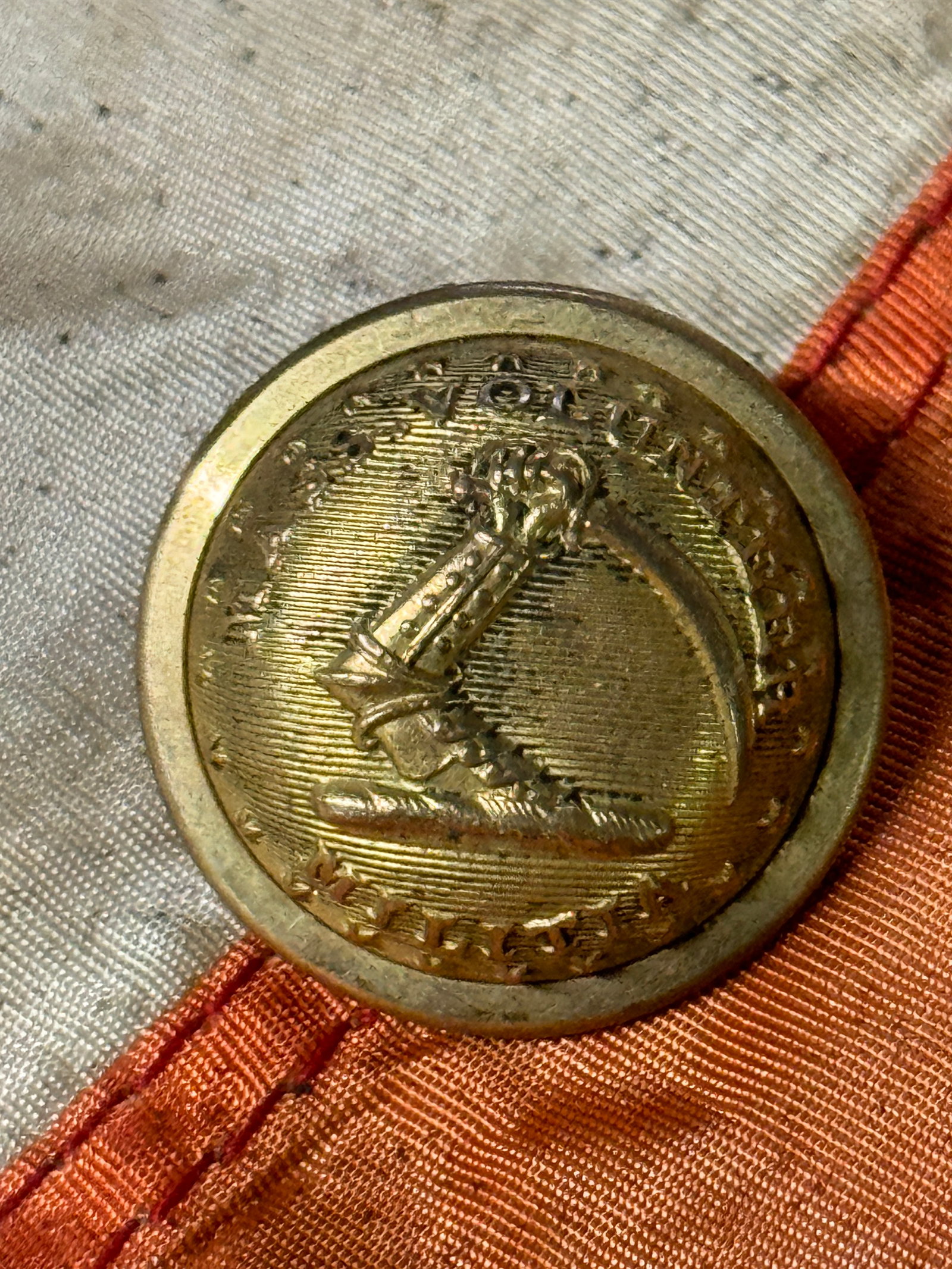 VERY RARE CIVIL WAR MASSACHUSETTS VOLUNTEERS BUTTON BY SCOVILL FG. CO. WATERBURY: VERY RARE CIVIL WAR MASSACHUSETTS VOLUNTEERS BUTTON BY SCOVILL FG. CO. WATERBURY. AN ULTRA RARE FIND THAT IS IN MINT OVERALL SHAPE AND CONDITION WITH A BEAUTIFUL OVERALL PATINA. HAS A GREAT LOOK TO IT