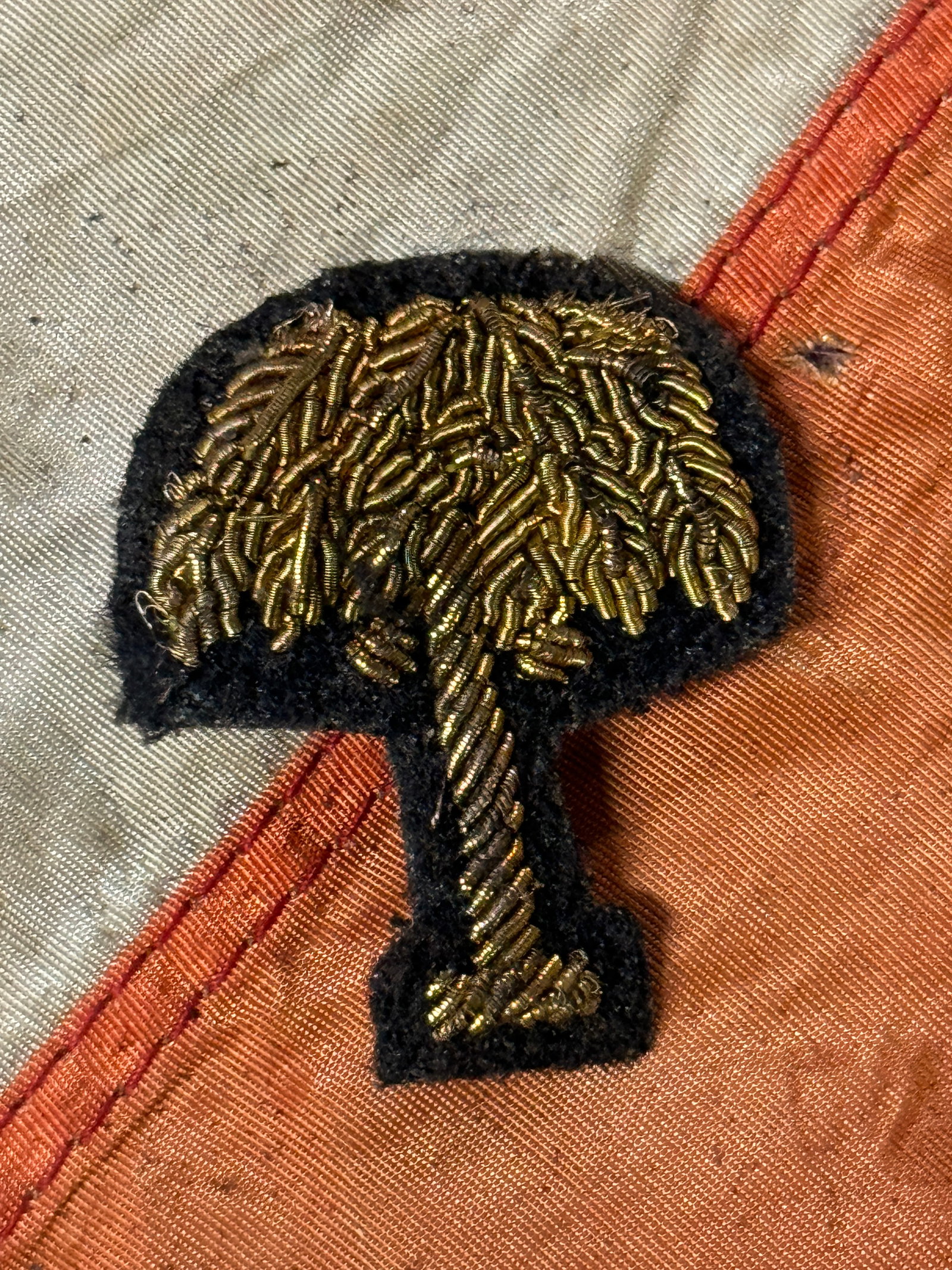 RARE CIVIL WAR PALMETTO SOUTH CAROLINA CONFEDERATE CSA CAP BAGE INSIGNIA: RARE CIVIL WAR PALMETTO SOUTH CAROLINA CONFEDERATE CSA CAP BAGE INSIGNIA. AN ULTRA RARE FIND THAT IS IN MINT OVERALL SHAPE AND CONDITION WITH A BEAUTIFUL OVERALL PATINA. HAS A GREAT LOOK TO IT WITH AN