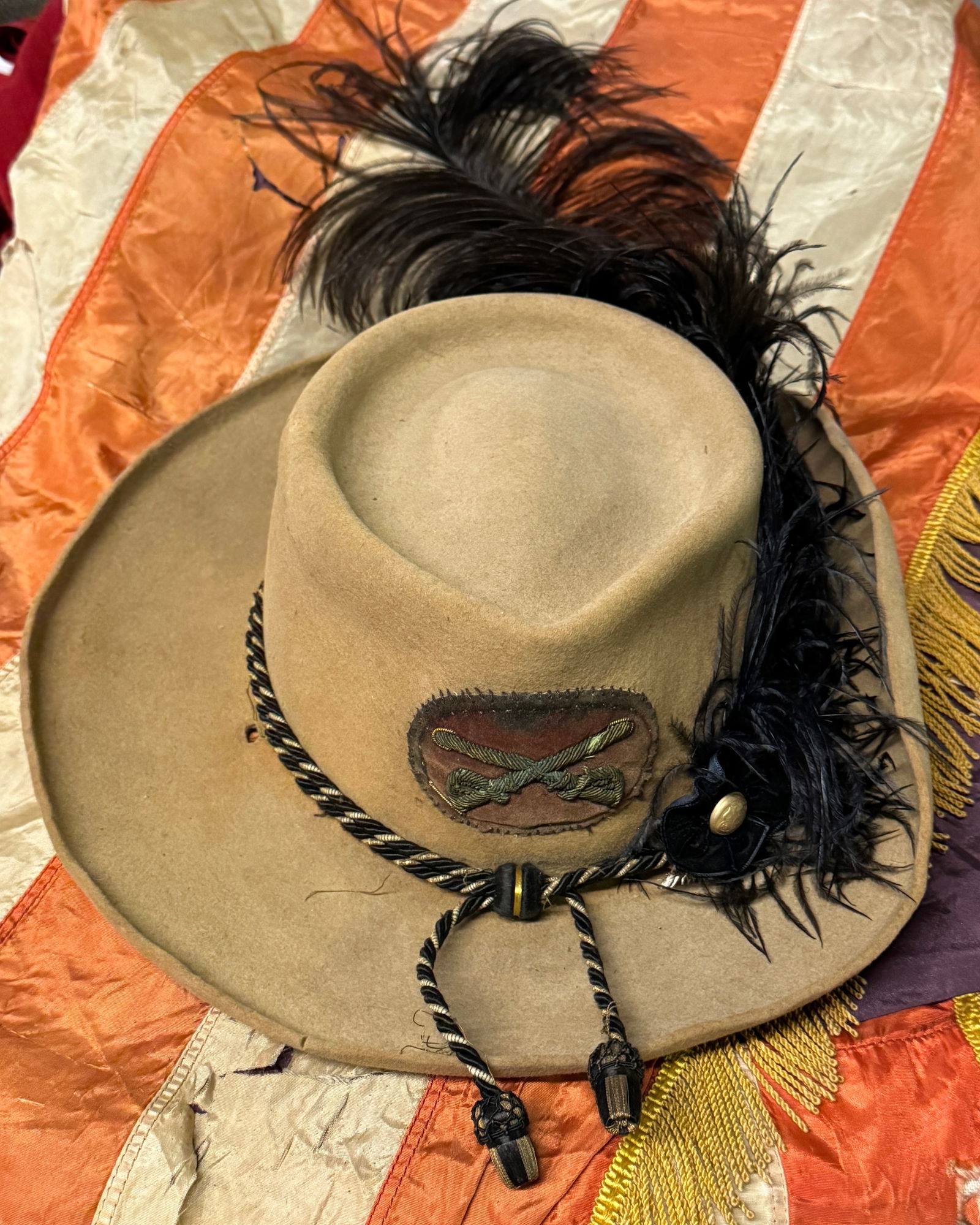 VERY RARE CIVIL WAR CONFEDERATE CSA CAVALRY OFFICER SLOUCH HAT CAP KEPI: VERY RARE CIVIL WAR CONFEDERATE CSA CAVALRY OFFICER SLOUCH HAT CAP KEPI. A VERY RARE FIND. SHOWS GOOD WEAR AND USE WITH A BEAUTIFUL OVERALL PATINA. HAS A GREAT LOOK TO IT WITH AN EXCELLENT OVERALL EYE