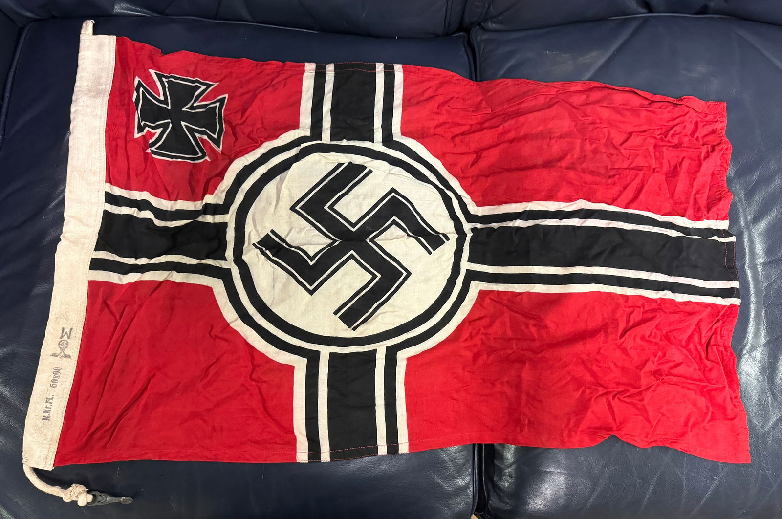 WW2 German Kriegsmarine Marked Third Reich Battle Flag - R.Kr.FL. 60x90: WW2 German Kriegsmarine Marked Third Reich Battle Flag - R.Kr.FL. 60x90 - marked. Shows good wear and use with a beautiful overall patina. In mint condition for its age. Please view all detailed pictu