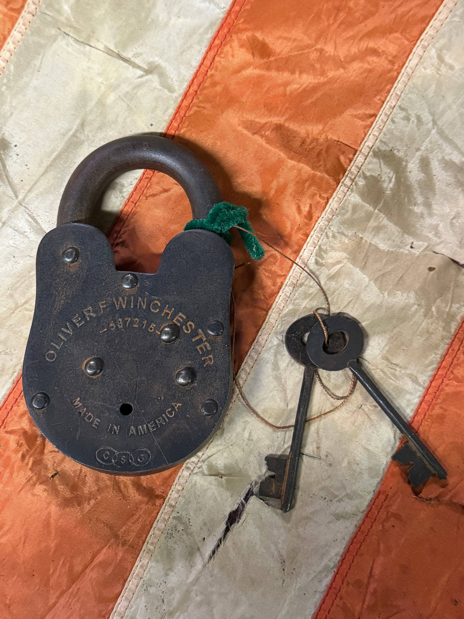 ANTIQUE OLIVER F. WINCHESTER LOCK WITH KEYS: ANTIQUE OLIVER F. WINCHESTER LOCK WITH KEYS. AN ULTRA RARE FIND THAT IS IN MINT OVERALL SHAPE AND CONDITION WITH A BEAUTIFUL OVERALL PATINA. HAS A GREAT LOOK TO IT WITH AN EXCELLENT OVERALL EYE APPEAL