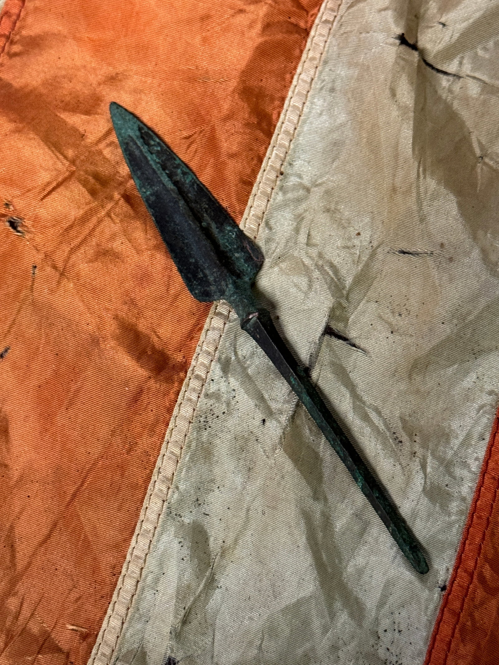 ULTRA RARE ROMAN PERIOD DUG/RECOVERED SPEAR POINT HEAD: ULTRA RARE ROMAN PERIOD DUG/RECOVERED SPEAR POINT HEAD. A VERY RARE FIND. SHOWS GOOD WEAR AND USE WITH A BEAUTIFUL OVERALL PATINA. HAS A GREAT LOOK TO IT WITH AN EXCELLENT OVERALL EYE APPEAL. A VERY R