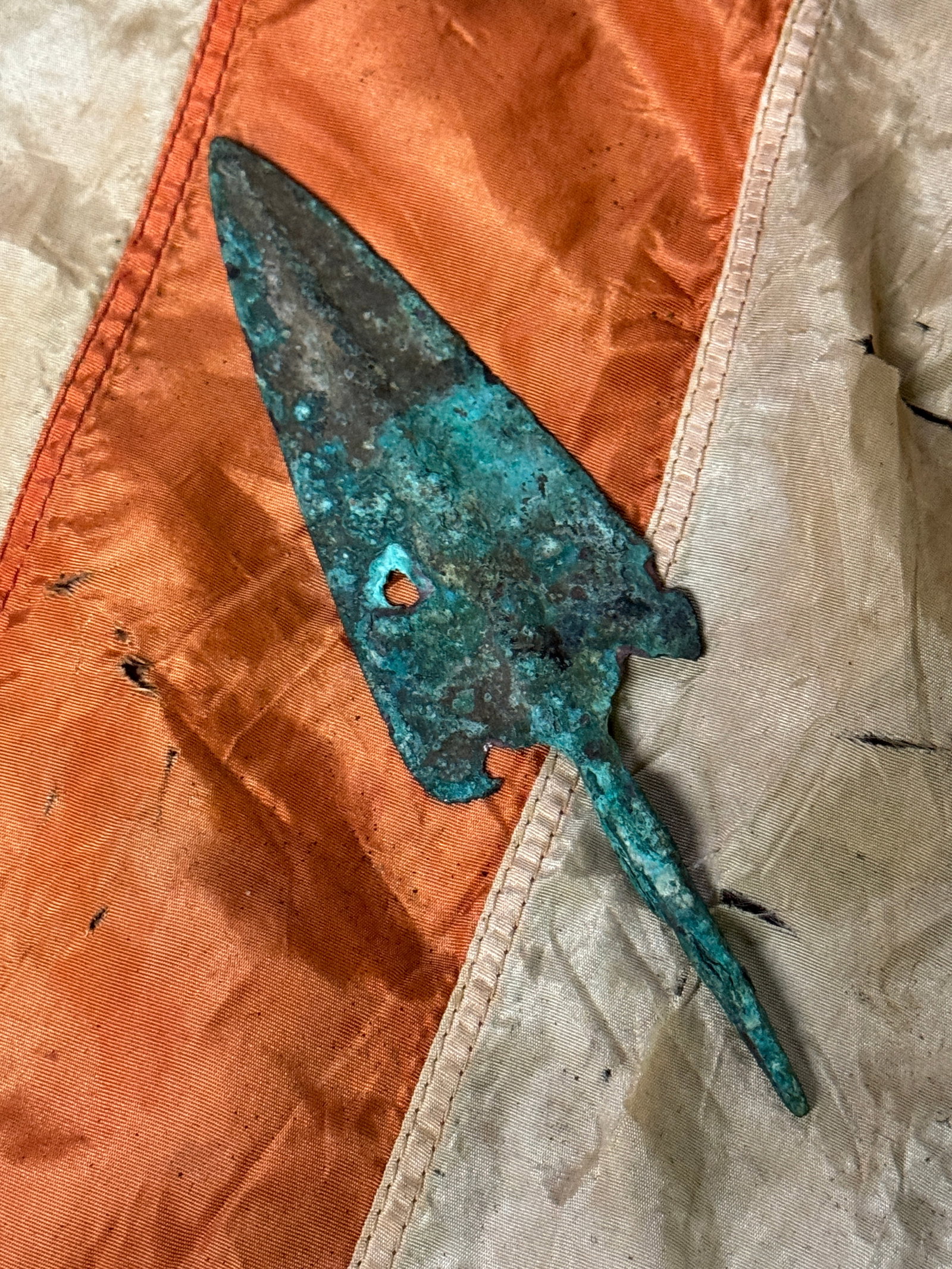 ULTRA RARE ROMAN PERIOD DUG/RECOVERED SPEAR POINT HEAD: ULTRA RARE ROMAN PERIOD DUG/RECOVERED SPEAR POINT HEAD. A VERY RARE FIND. SHOWS GOOD WEAR AND USE WITH A BEAUTIFUL OVERALL PATINA. HAS A GREAT LOOK TO IT WITH AN EXCELLENT OVERALL EYE APPEAL. A VERY R