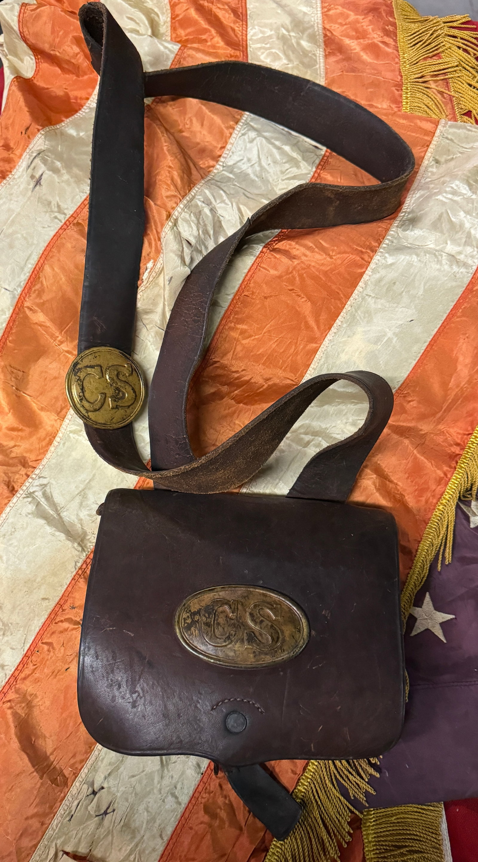 CIVIL WAR CONFEDERATE CSA C.S. SOUTHERN REBEL CARTRIDGE BOX WITH SLING: CIVIL WAR CONFEDERATE CSA C.S. SOUTHERN REBEL CARTRIDGE BOX WITH SLING. A VERY RARE FIND. IT IS IN MINT OVERALL SHAPE AND CONDITION WITH A BEAUTIFUL OVERALL PATINA. NO MISSING PIECES. ADORNED WITH THE