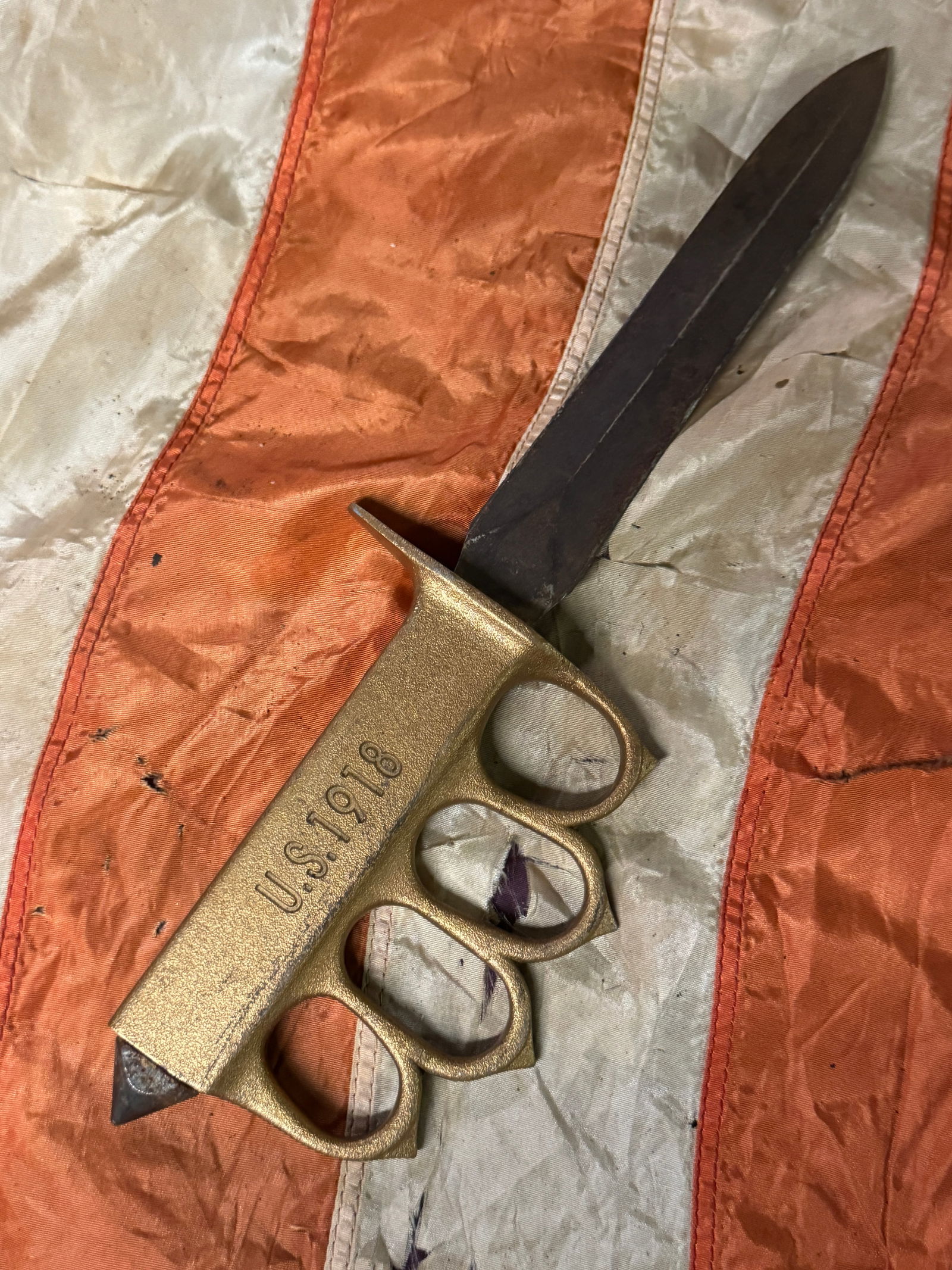 RARE WW1 U.S. 1918 KNUCKLE DUSTER TRENCH KNIFE FIGHTING DAGGER: RARE WW1 U.S. 1918 KNUCKLE DUSTER TRENCH KNIFE FIGHTING DAGGER. AN ULTRA RARE FIND THAT IS IN MINT OVERALL SHAPE AND CONDITION WITH A BEAUTIFUL OVERALL PATINA. HAS A GREAT LOOK TO IT WITH AN EXCELLENT