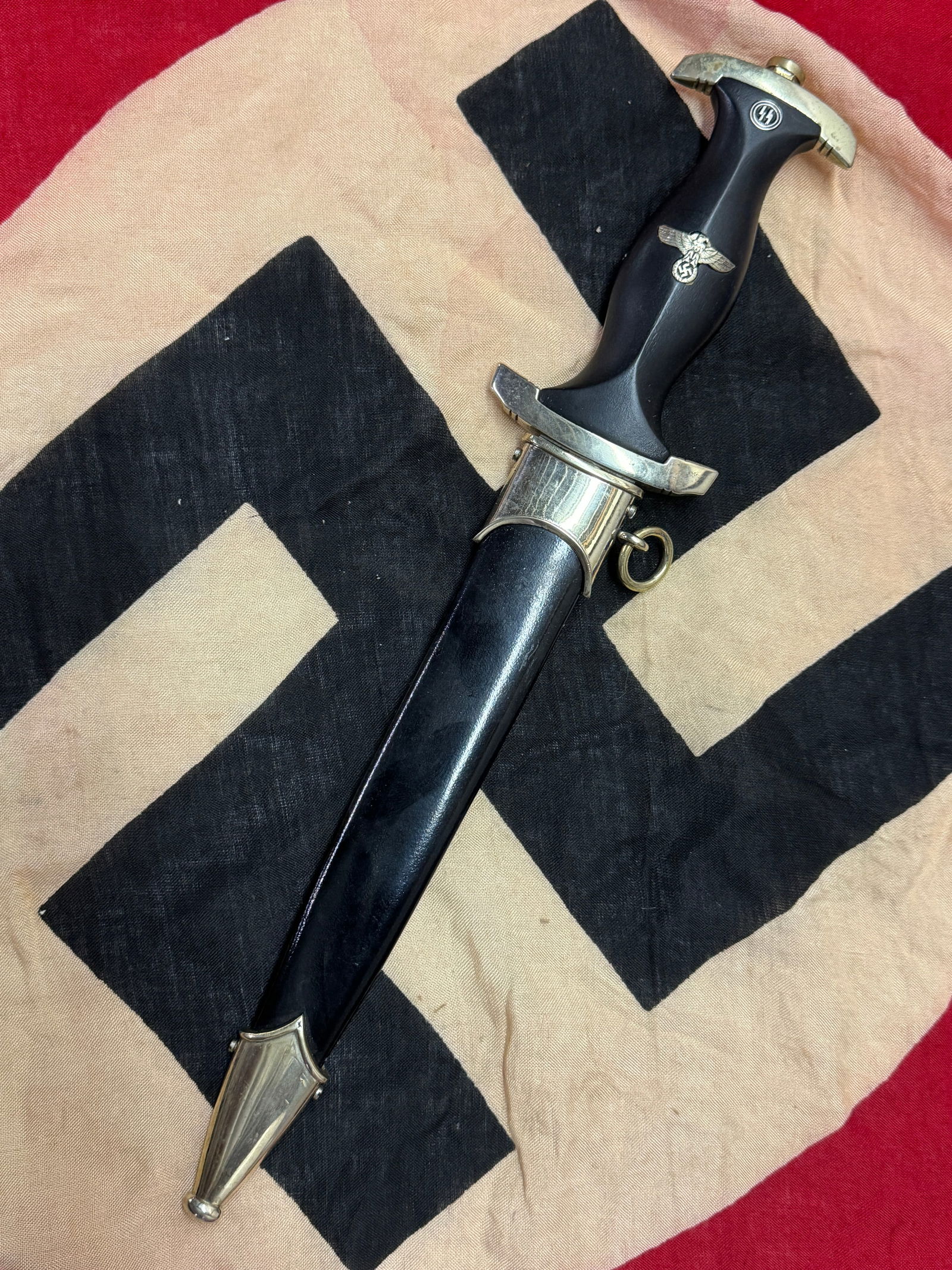 EARLY WW2 GERMAN WAFFEN SS OFFICER DAGGER WITH SHEATH BY BOKER SOLINGEN: EARLY WW2 GERMAN WAFFEN SS OFFICER DAGGER WITH SHEATH BY BOKER SOLINGEN. AN ULTRA RARE FIND THAT IS IN MINT OVERALL SHAPE AND CONDITION WITH A BEAUTIFUL OVERALL PATINA. SHOWS GOOD WEAR AND USE. MAKER