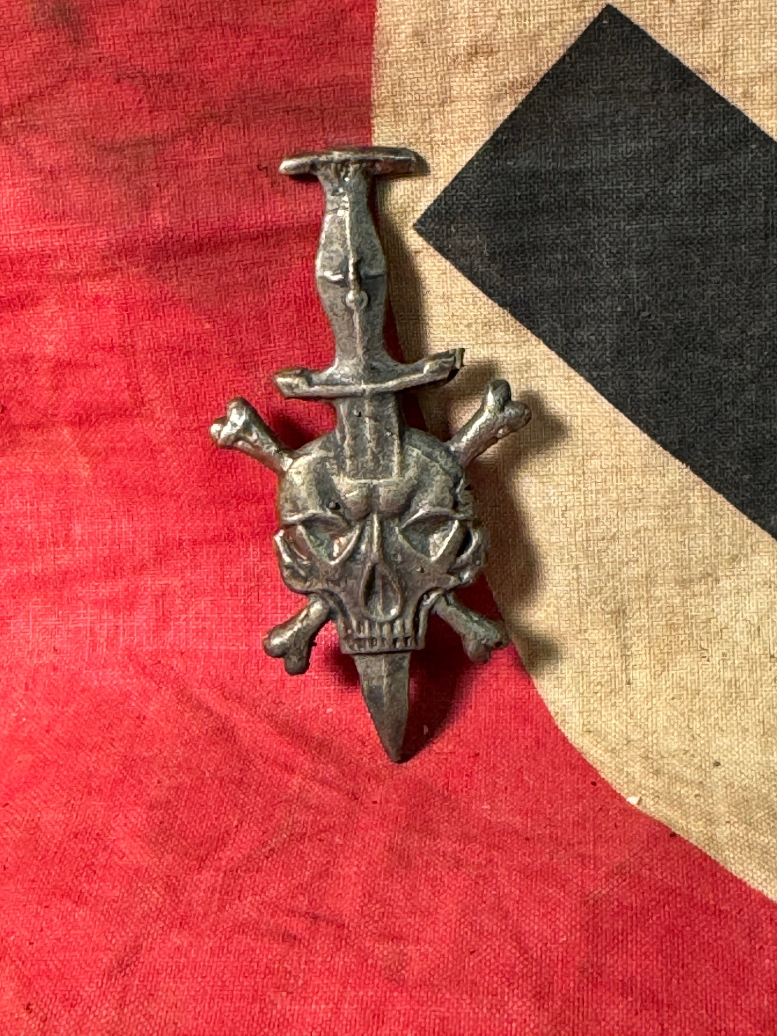 WW2 GERMAN SS SKULL WITH CROSS BONES DAGGER BADGE INSIGNIA: WW2 GERMAN SS SKULL WITH CROSS BONES DAGGER BADGE INSIGNIA. SHOWS GOOD WEAR AND USE WITH A BEAUTIFUL OVERALL PATINA. SHOWS GOOD WEAR AND USE. PLEASE VIEW ALL DETAILED PICTURES. A RARE FIND.