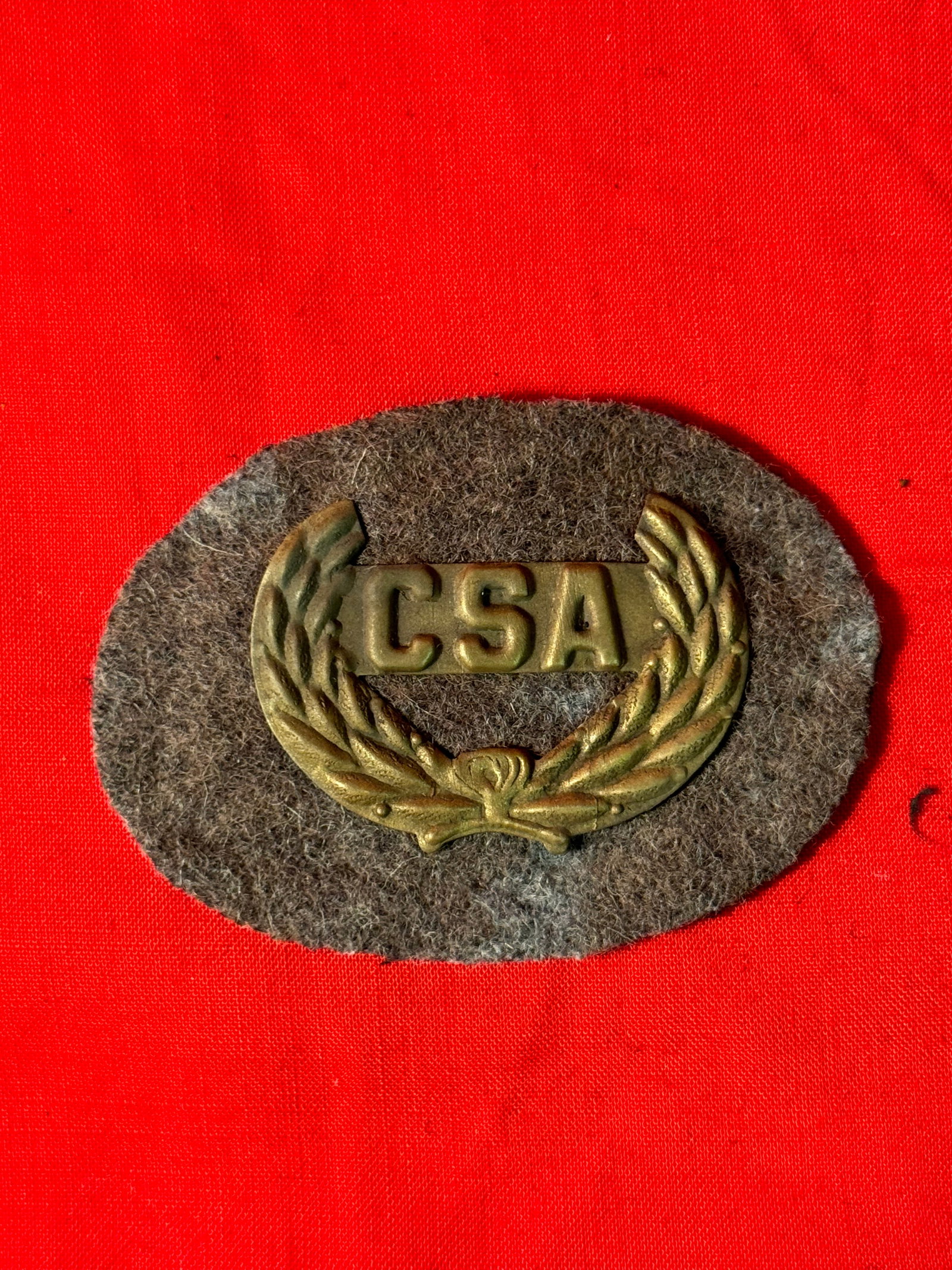 SCARCE CIVIL WAR CONFEDERATE CSA WITH WREATH OFFICER'S HAT BADGE INSIGNIA: SCARCE CIVIL WAR CONFEDERATE CSA WITH WREATH OFFICER'S HAT BADGE INSIGNIA. A RARE FIND. SHOWS GOOD WEAR AND USE WITH A BEAUTIFUL OVERALL PATINA. PLEASE VIEW ALL DETAILED PICTURES.