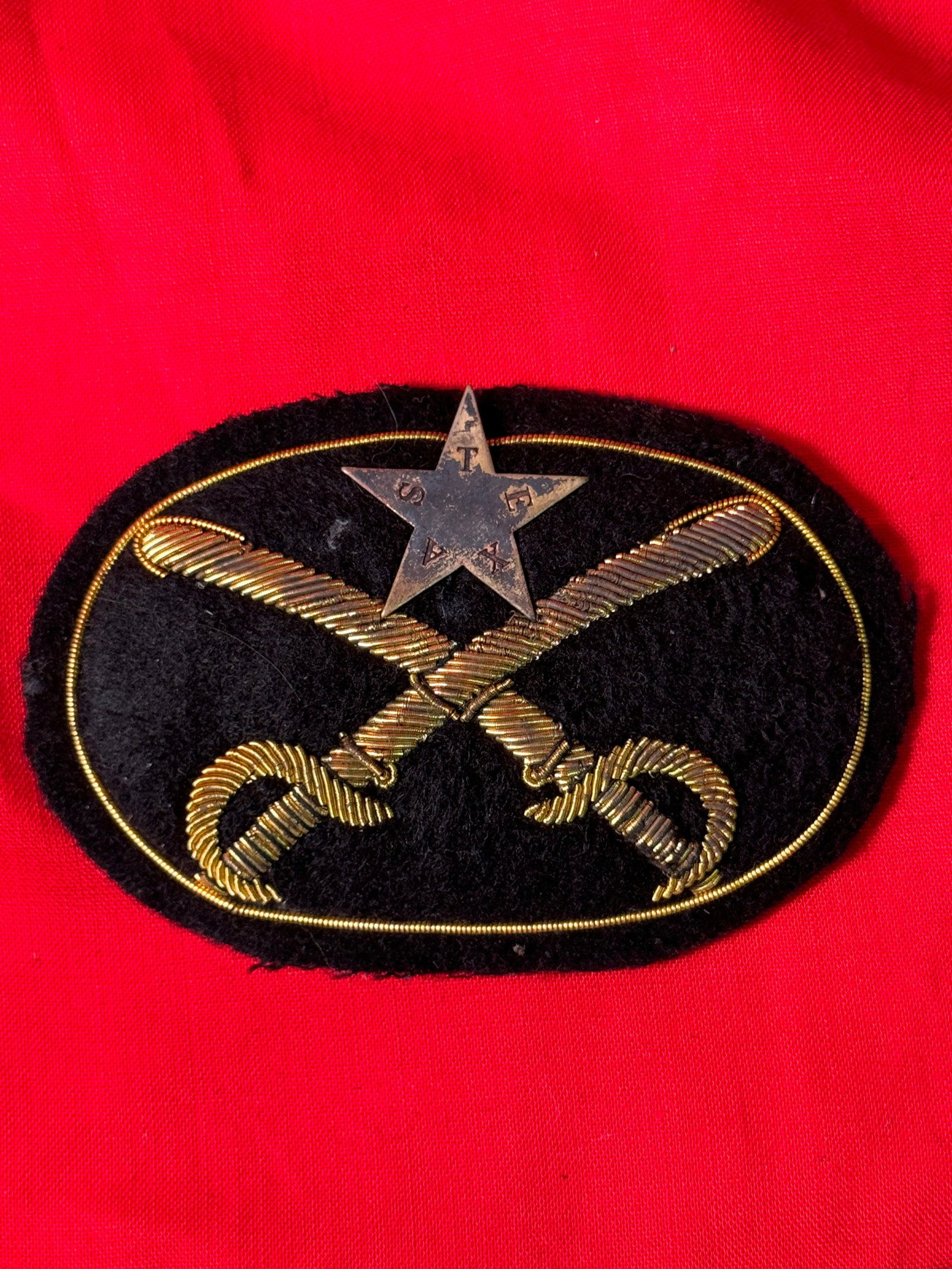 CIVIL WAR CONFEDERATE CSA TEXAS CAVALRY BULLION CLOTH BADGE: CIVIL WAR CONFEDERATE CSA TEXAS CAVALRY BULLION CLOTH BADGE. BEAUTIFUL CROSSED CANNONS WITH A NICE PATINA THROUGHOUT. SHOWS GOOD WEAR AND USE. A RARE ITEM.