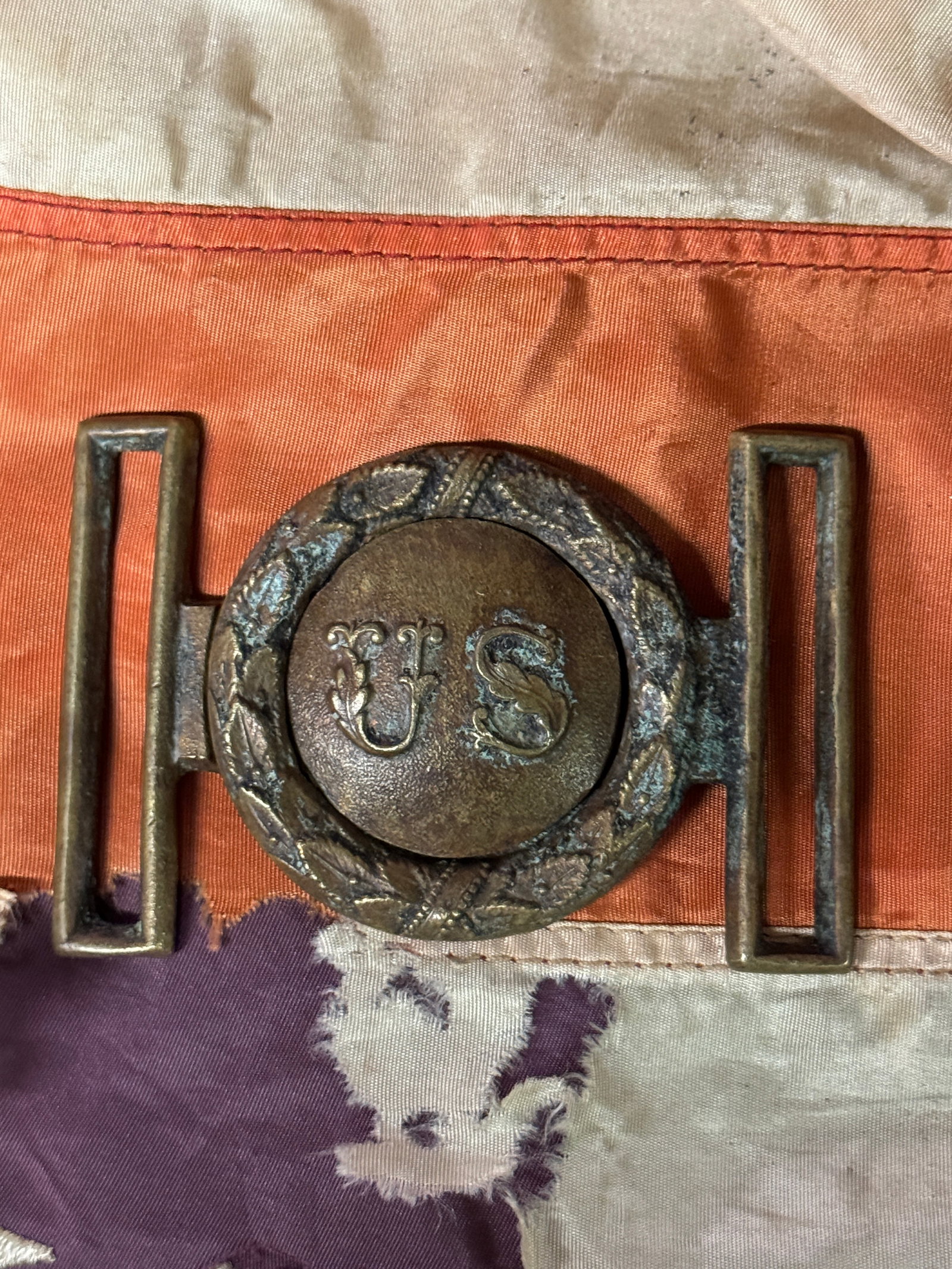 RARE CIVIL WAR UNION U.S. OFFICER 2-PIECE BELT BUCKLE: RARE CIVIL WAR UNION U.S. OFFICER 2-PIECE BELT BUCKLE. A VERY SCARCE FIND. SHOWS GOOD WEAR AND USE WITH A BEAUTIFUL OVERALL PATINA. VERY WELL MADE. HAS A GREAT LOOK TO IT WITH AN EXCELLENT OVERALL EYE
