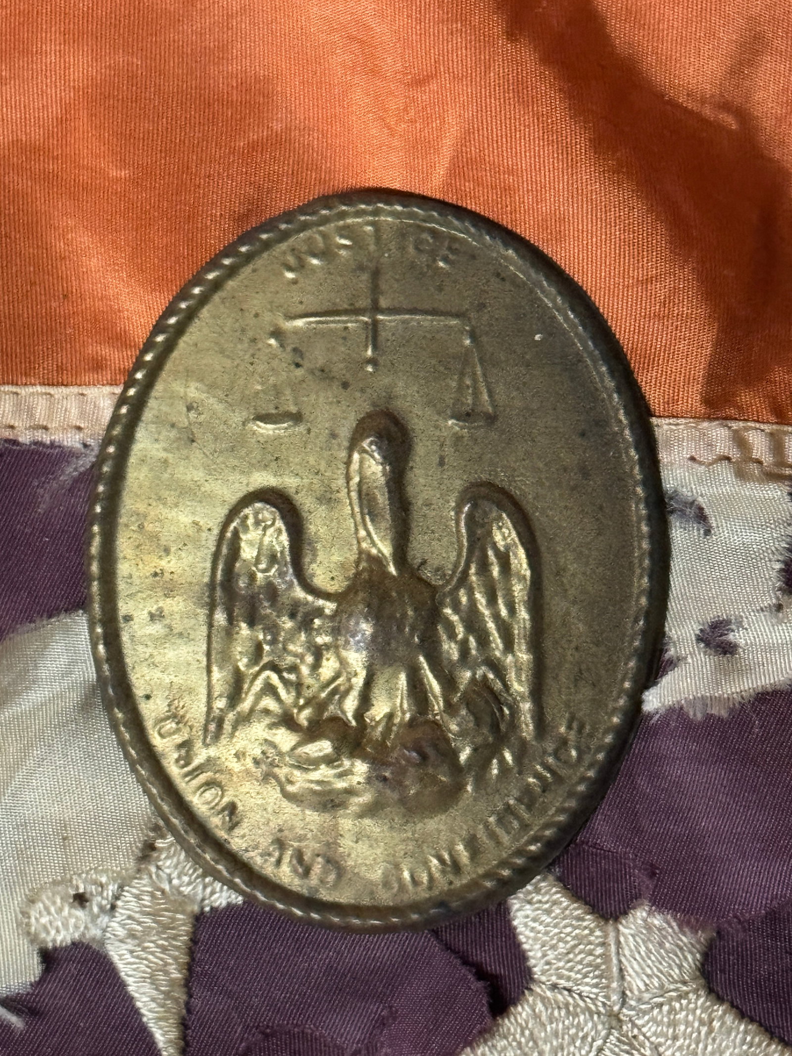 ULTRA RARE CIVIL WAR LOUISIANA SHOULDER PLATE (CARTRIDGE BOX SLING PLATE): ULTRA RARE CIVIL WAR LOUISIANA SHOULDER PLATE (CARTRIDGE BOX SLING PLATE). A SCARCE FIND. SHOWS GOOD WEAR AND USE WITH A BEAUTIFUL OVERALL PATINA. VERY WELL MADE AND VERY EYE APPEALING ITEM. PLEASE VI