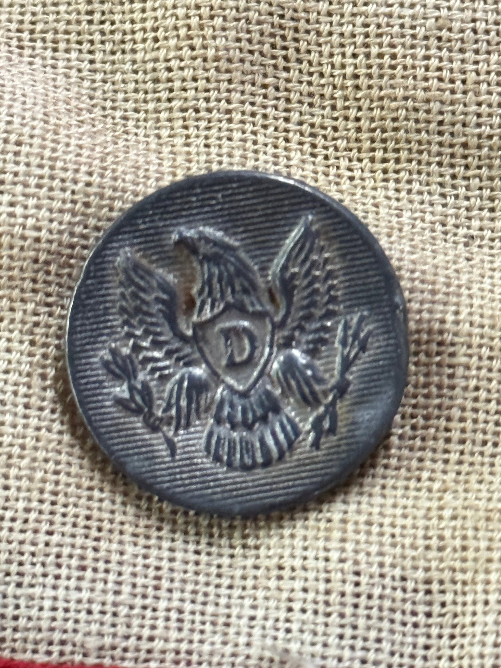 RARE CIVIL WAR DRAGOONS "D" EAGLE PEWTER BUTTON: RARE CIVIL WAR DRAGOONS "D" EAGLE PEWTER BUTTON. A VERY RARE EXAMPLE THAT IS IN MINT OVERALL SHAPE AND CONDITION WITH A BEAUTIFUL OVERALL PATINA. HAS A GREAT LOOK TO IT WITH AN EXCELLENT OVERALL EYE A