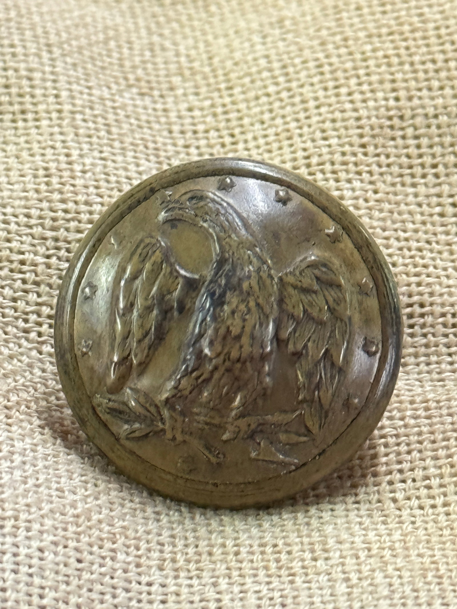 RARE CIVIL WAR CONFEDERATE CSA 13 STAR EAGLE BUTTON: RARE CIVIL WAR CONFEDERATE CSA 13 STAR EAGLE BUTTON. A VERY RARE EXAMPLE THAT IS IN MINT OVERALL SHAPE AND CONDITION WITH A BEAUTIFUL OVERALL PATINA. HAS A GREAT LOOK TO IT WITH AN EXCELLENT OVERALL E