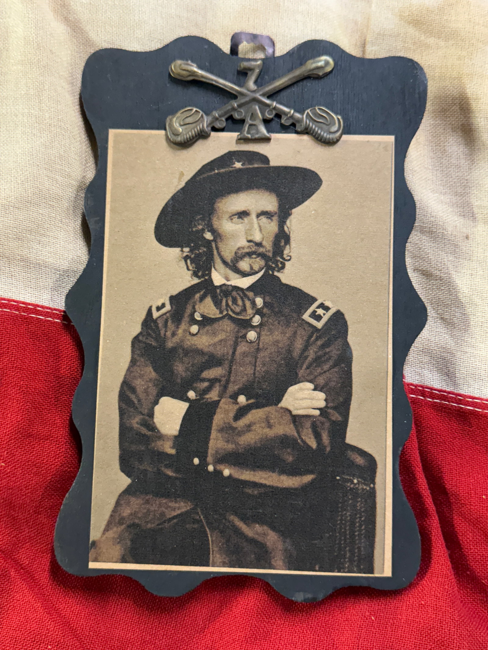 INDIAN WARS CUSTER'S 7TH CAVALRY FRAMED INSIGNIA WITH PHOTOGRAPH: INDIAN WARS CUSTER'S 7TH CAVALRY FRAMED INSIGNIA WITH PHOTOGRAPH. A VERY RARE EXAMPLE THAT IS IN MINT OVERALL SHAPE AND CONDITION WITH A BEAUTIFUL OVERALL PATINA. HAS A GREAT LOOK TO IT WITH AN EXCELL