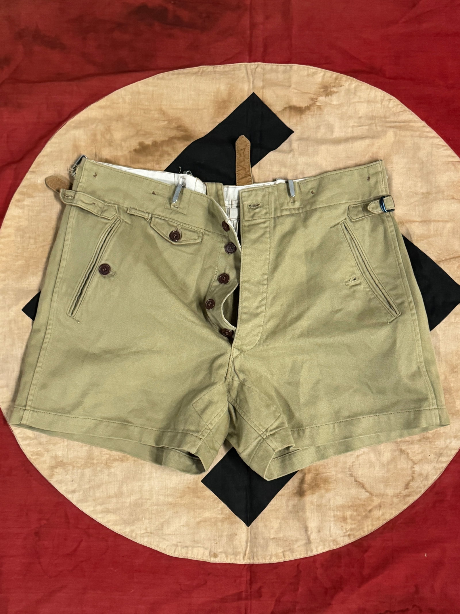 WW2 GERMAN AFRIKA KORPS SOLDIER'S DRESS SHORTS - VET BRING BACK: WW2 GERMAN AFRIKA KORPS SOLDIER'S DRESS SHORTS - VET BRING BACK. A SCARCE EXAMPLE. SHOWS GOOD WEAR AND USE WITH A BEAUTIFUL OVERALL PATINA. PLEASE VIEW ALL DETAILED PICTURES. A VERY RARE EXAMPLE.